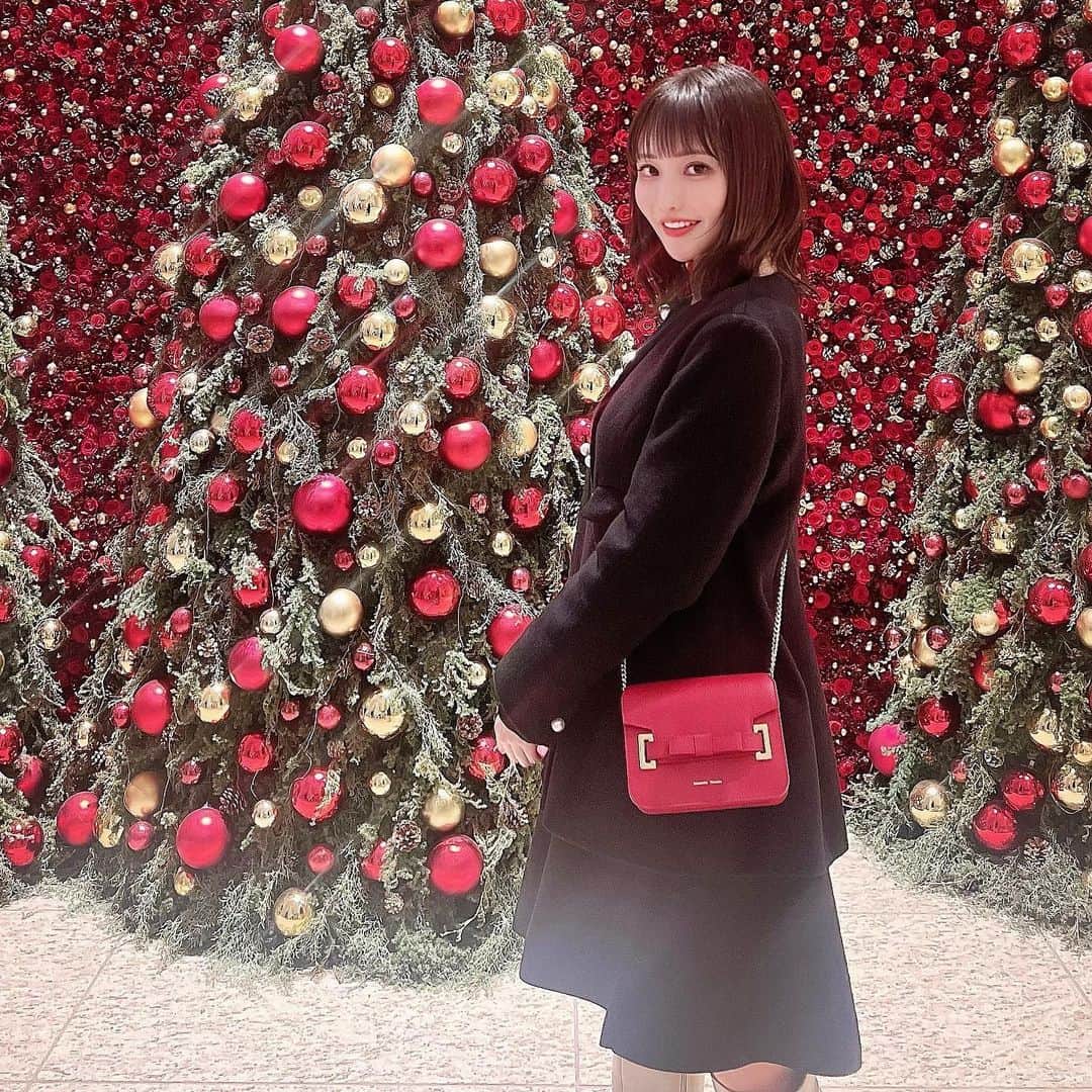 Machikoさんのインスタグラム写真 - (MachikoInstagram)「クリスマスシーズンで街が華やかだと 赤を身に付けたくなるので赤のバッグでお出掛け🎄❤️💚 @samantha.thavasa_official  さりげないリボンモチーフが お上品で可愛いくてサイズも私にはちょうどいい😌  存在感があってコーデのワンポイントになるし 冬は暗いお色のお洋服になりがちだから映える🌹  ショルダーバッグだけど短かく持っても可愛い❤️  #PR #samanthathavasa」12月5日 21時25分 - machiko.06