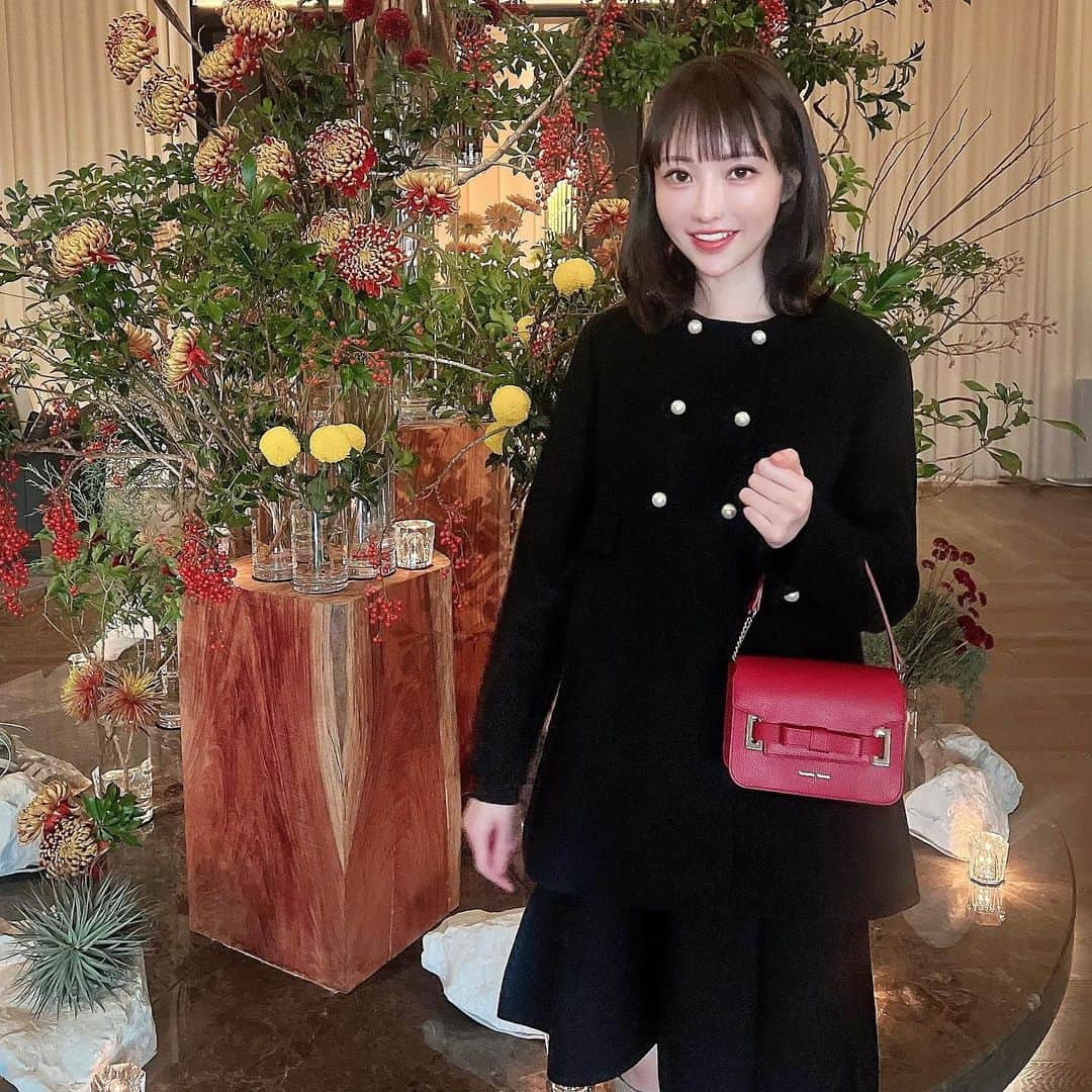 Machikoさんのインスタグラム写真 - (MachikoInstagram)「クリスマスシーズンで街が華やかだと 赤を身に付けたくなるので赤のバッグでお出掛け🎄❤️💚 @samantha.thavasa_official  さりげないリボンモチーフが お上品で可愛いくてサイズも私にはちょうどいい😌  存在感があってコーデのワンポイントになるし 冬は暗いお色のお洋服になりがちだから映える🌹  ショルダーバッグだけど短かく持っても可愛い❤️  #PR #samanthathavasa」12月5日 21時25分 - machiko.06