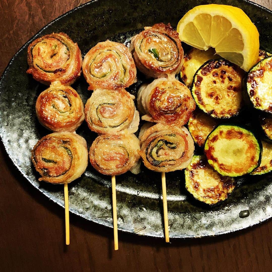 志摩有子のインスタグラム：「豚バラと大葉を巻いて串焼きに。 巻くだけで楽しい。ズッキーニと一緒にフライパンでこんがりと。ズッキーニがジューシーでうまし。おつまみ兼おかずに。  #家串焼き #豚バラ大葉巻き #ズッキーニラブ」