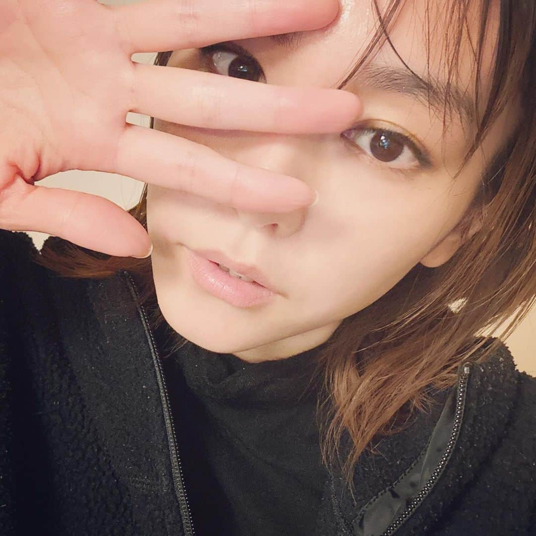 桐谷美玲さんのインスタグラム写真 - (桐谷美玲Instagram)「目のハナシ。 ICLの手術をして早1年以上！たくさん質問をいただくので、経過をご報告😊 手術〜術後のハナシは、以前にポストしたからそれを見てね。  最近はというと、見えることが当たり前になりすぎていて1年経ったことを忘れてたくらい🫣 相変わらず、何も不具合なく超快適に過ごしてます！ 術前に少し気がかりだったドライアイ、眩しさ、光の輪も全然大丈夫。唯一感じたのは、コンタクトしなくなったから玉ねぎのみじん切りが染みること🤣そうだったそうだったって思い出しながらみじん切りしてる笑  👦が風邪をひいて夜中も頻繁に対応しなきゃいけない時や自分が風邪をひいた時も、いちいちメガネをかける煩わしさがなくて、心からICLやっていてよかったって思った！  そんな最近の目のハナシでした👀 それにしても私の部屋着毛玉だらけだなー😂😂😂」12月5日 21時26分 - mirei_kiritani_