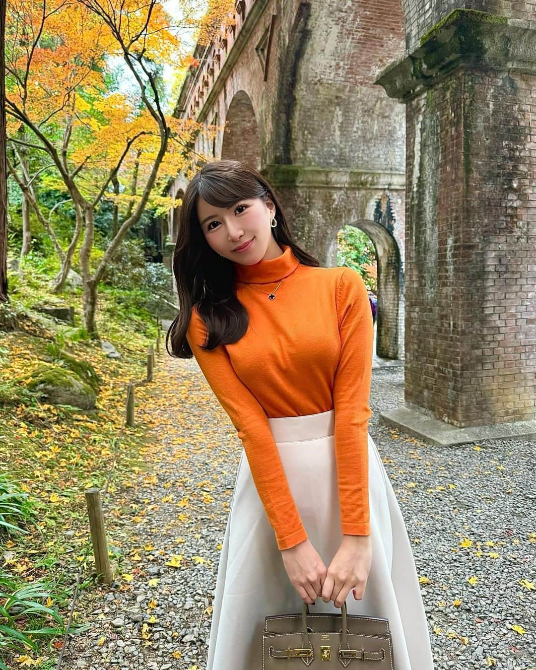 Manaのインスタグラム：「⛩️𝑲𝒀𝑶𝑻𝑶 ❤︎🍂 紅葉で有名な南禅寺へ行ってきました☺️ ⁡ ⁡ どこを切り取っても美しい絵画のような紅葉🍁 ⁡ 毎年、必ず訪れたくなる秋の京都 また今年もいっぱい秋の京都を楽しめました💕 ⁡ ⁡ ⁡ 2枚目、はしゃぎすぎちゃったな〜🙊 ⁡ ⁡ ⁡ ⁡ #京都の思い出 #そうだ京都行こう #京都 #京都旅行 #京都の風景 #紅葉の季節 #南禅寺 #南禅寺水路閣 #水路閣 #大人コーデ #秋コーデ #冬コーデ #オレンジコーデ #ニットコーデ #タートルネックニット #紅葉2023 #紅葉狩り #紅葉スポット #紅葉シーズン #红叶 #단풍 #kyotojapan #nanzenji」