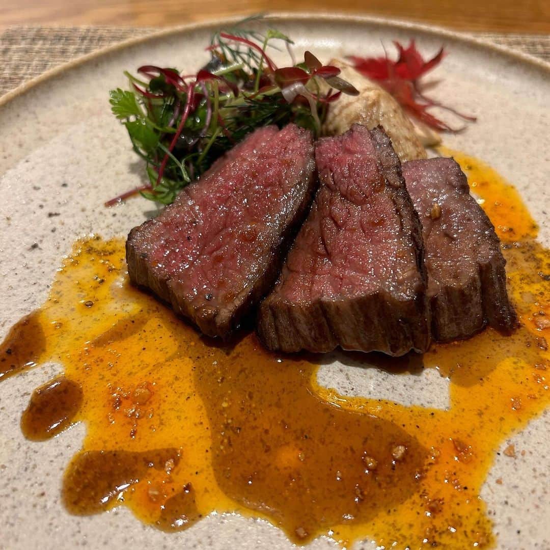エダジュンさんのインスタグラム写真 - (エダジュンInstagram)「中華ビストロ🥂🇨🇳 前回初めて行ってとても美味しかったので リピの @chinese__yuan__ さんへ🏃‍♂️  ずーっと気になっていた、 上海蟹コースを(今日で最終日らしい😳ラッキー)予約しました🦀✨  ✔︎上海蟹の蒸し 蟹は蒸しで食べるのが1番好きな人🙋‍♂️なので、めちゃ好みでした！黒酢や生姜ソースの2種にディップするのですが、そのままでもふくよかで美味🥹！  ✔︎上海蟹　紹興酒 濃厚なミソがたーっぷり！ふくよかな味わいがやみつきに☺️✨初めて食べましたが、カンジャンケジャンの品のある味わいで、香りが良かった🦀🫧  ✔︎上海蟹　ふかひれ　銀杏　百合根のスープ 贅沢の極み✨スープより、 たまごが入っていて、茶碗蒸しのような感じで、つまみにも！百合根の風味が全体を柔らかくしてくれて、バランスが良いなと😌  ✔︎上海蟹の小籠包＆春巻き 上海蟹＆松坂ポークがブレンドされた、肉汁ぶしゃーな小籠包を、黒酢と針生姜で頂きました🤭春巻きは海老と上海蟹のブレンドで、 海老カニの旨みが幸せなやーつ✨  ✔︎3種の盛り合わせ ・牛、豚、鴨が贅沢に入ってる🥹ちょこちょこつまめるのが嬉しいなー✨  ・ふかひれの刺身 上湯のコラーゲンジ？に山椒ソースにがかかっていて最高なやつ。柔らかなシビレのこれを食べて、今度山椒ジェノベーゼのパスタにしよーと思いました☺️🍝(え？)  ・真鯛、鰤など3種類があって、脂のってるしこれに自家製の葱ソースが、これが旨い🤤✨  ✔︎和牛の甜醤油ソース 雲白肉でよーく見かけるソースはレアに焼かれた牛肉にもよく合うやつ🥹✨サイドにディルがあるのにビックリ！よだれ鶏とかにディルとか絶対よさそう(つまりやる)  ✔︎上海蟹と白菜のそば🍜 素朴でホッとするラーメン🍜〆にはもってこいでした☺️✨  最後は杏仁豆腐で〆  いやー、つまみすぎて、 7杯も飲んじゃいました(へ？)  店主も30代と聞いてビックリ😳 若い感性の料理が、やっぱり好きだな🫰 (自分も、もっと頑張んなきゃ)  ごちそうさまでした🙏✨  #中華 #中華料理 #ビストロ #エダジュン」12月5日 21時32分 - edajun