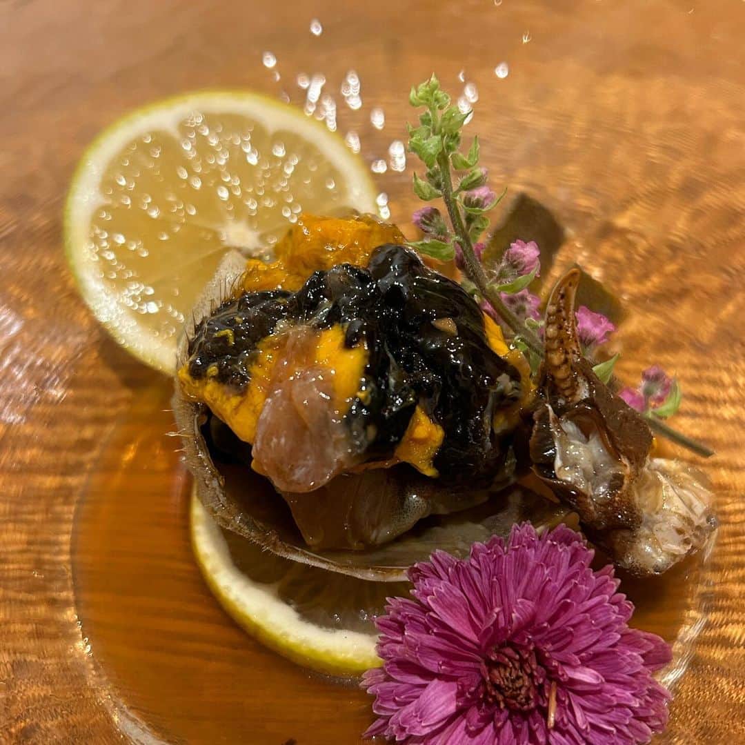 エダジュンさんのインスタグラム写真 - (エダジュンInstagram)「中華ビストロ🥂🇨🇳 前回初めて行ってとても美味しかったので リピの @chinese__yuan__ さんへ🏃‍♂️  ずーっと気になっていた、 上海蟹コースを(今日で最終日らしい😳ラッキー)予約しました🦀✨  ✔︎上海蟹の蒸し 蟹は蒸しで食べるのが1番好きな人🙋‍♂️なので、めちゃ好みでした！黒酢や生姜ソースの2種にディップするのですが、そのままでもふくよかで美味🥹！  ✔︎上海蟹　紹興酒 濃厚なミソがたーっぷり！ふくよかな味わいがやみつきに☺️✨初めて食べましたが、カンジャンケジャンの品のある味わいで、香りが良かった🦀🫧  ✔︎上海蟹　ふかひれ　銀杏　百合根のスープ 贅沢の極み✨スープより、 たまごが入っていて、茶碗蒸しのような感じで、つまみにも！百合根の風味が全体を柔らかくしてくれて、バランスが良いなと😌  ✔︎上海蟹の小籠包＆春巻き 上海蟹＆松坂ポークがブレンドされた、肉汁ぶしゃーな小籠包を、黒酢と針生姜で頂きました🤭春巻きは海老と上海蟹のブレンドで、 海老カニの旨みが幸せなやーつ✨  ✔︎3種の盛り合わせ ・牛、豚、鴨が贅沢に入ってる🥹ちょこちょこつまめるのが嬉しいなー✨  ・ふかひれの刺身 上湯のコラーゲンジ？に山椒ソースにがかかっていて最高なやつ。柔らかなシビレのこれを食べて、今度山椒ジェノベーゼのパスタにしよーと思いました☺️🍝(え？)  ・真鯛、鰤など3種類があって、脂のってるしこれに自家製の葱ソースが、これが旨い🤤✨  ✔︎和牛の甜醤油ソース 雲白肉でよーく見かけるソースはレアに焼かれた牛肉にもよく合うやつ🥹✨サイドにディルがあるのにビックリ！よだれ鶏とかにディルとか絶対よさそう(つまりやる)  ✔︎上海蟹と白菜のそば🍜 素朴でホッとするラーメン🍜〆にはもってこいでした☺️✨  最後は杏仁豆腐で〆  いやー、つまみすぎて、 7杯も飲んじゃいました(へ？)  店主も30代と聞いてビックリ😳 若い感性の料理が、やっぱり好きだな🫰 (自分も、もっと頑張んなきゃ)  ごちそうさまでした🙏✨  #中華 #中華料理 #ビストロ #エダジュン」12月5日 21時32分 - edajun
