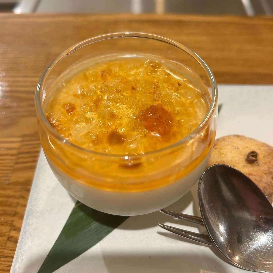 エダジュンさんのインスタグラム写真 - (エダジュンInstagram)「中華ビストロ🥂🇨🇳 前回初めて行ってとても美味しかったので リピの @chinese__yuan__ さんへ🏃‍♂️  ずーっと気になっていた、 上海蟹コースを(今日で最終日らしい😳ラッキー)予約しました🦀✨  ✔︎上海蟹の蒸し 蟹は蒸しで食べるのが1番好きな人🙋‍♂️なので、めちゃ好みでした！黒酢や生姜ソースの2種にディップするのですが、そのままでもふくよかで美味🥹！  ✔︎上海蟹　紹興酒 濃厚なミソがたーっぷり！ふくよかな味わいがやみつきに☺️✨初めて食べましたが、カンジャンケジャンの品のある味わいで、香りが良かった🦀🫧  ✔︎上海蟹　ふかひれ　銀杏　百合根のスープ 贅沢の極み✨スープより、 たまごが入っていて、茶碗蒸しのような感じで、つまみにも！百合根の風味が全体を柔らかくしてくれて、バランスが良いなと😌  ✔︎上海蟹の小籠包＆春巻き 上海蟹＆松坂ポークがブレンドされた、肉汁ぶしゃーな小籠包を、黒酢と針生姜で頂きました🤭春巻きは海老と上海蟹のブレンドで、 海老カニの旨みが幸せなやーつ✨  ✔︎3種の盛り合わせ ・牛、豚、鴨が贅沢に入ってる🥹ちょこちょこつまめるのが嬉しいなー✨  ・ふかひれの刺身 上湯のコラーゲンジ？に山椒ソースにがかかっていて最高なやつ。柔らかなシビレのこれを食べて、今度山椒ジェノベーゼのパスタにしよーと思いました☺️🍝(え？)  ・真鯛、鰤など3種類があって、脂のってるしこれに自家製の葱ソースが、これが旨い🤤✨  ✔︎和牛の甜醤油ソース 雲白肉でよーく見かけるソースはレアに焼かれた牛肉にもよく合うやつ🥹✨サイドにディルがあるのにビックリ！よだれ鶏とかにディルとか絶対よさそう(つまりやる)  ✔︎上海蟹と白菜のそば🍜 素朴でホッとするラーメン🍜〆にはもってこいでした☺️✨  最後は杏仁豆腐で〆  いやー、つまみすぎて、 7杯も飲んじゃいました(へ？)  店主も30代と聞いてビックリ😳 若い感性の料理が、やっぱり好きだな🫰 (自分も、もっと頑張んなきゃ)  ごちそうさまでした🙏✨  #中華 #中華料理 #ビストロ #エダジュン」12月5日 21時32分 - edajun