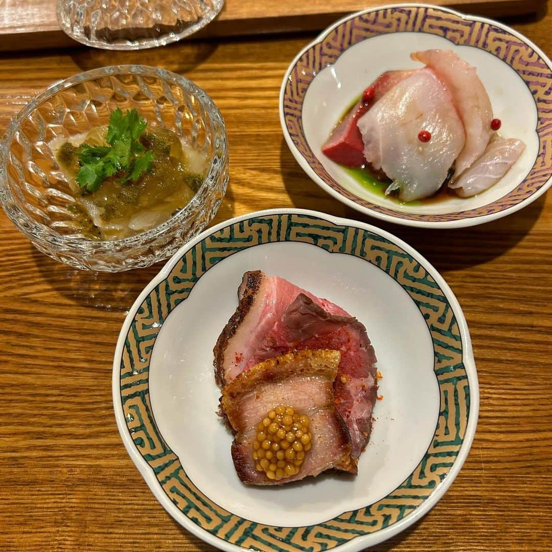 エダジュンさんのインスタグラム写真 - (エダジュンInstagram)「中華ビストロ🥂🇨🇳 前回初めて行ってとても美味しかったので リピの @chinese__yuan__ さんへ🏃‍♂️  ずーっと気になっていた、 上海蟹コースを(今日で最終日らしい😳ラッキー)予約しました🦀✨  ✔︎上海蟹の蒸し 蟹は蒸しで食べるのが1番好きな人🙋‍♂️なので、めちゃ好みでした！黒酢や生姜ソースの2種にディップするのですが、そのままでもふくよかで美味🥹！  ✔︎上海蟹　紹興酒 濃厚なミソがたーっぷり！ふくよかな味わいがやみつきに☺️✨初めて食べましたが、カンジャンケジャンの品のある味わいで、香りが良かった🦀🫧  ✔︎上海蟹　ふかひれ　銀杏　百合根のスープ 贅沢の極み✨スープより、 たまごが入っていて、茶碗蒸しのような感じで、つまみにも！百合根の風味が全体を柔らかくしてくれて、バランスが良いなと😌  ✔︎上海蟹の小籠包＆春巻き 上海蟹＆松坂ポークがブレンドされた、肉汁ぶしゃーな小籠包を、黒酢と針生姜で頂きました🤭春巻きは海老と上海蟹のブレンドで、 海老カニの旨みが幸せなやーつ✨  ✔︎3種の盛り合わせ ・牛、豚、鴨が贅沢に入ってる🥹ちょこちょこつまめるのが嬉しいなー✨  ・ふかひれの刺身 上湯のコラーゲンジ？に山椒ソースにがかかっていて最高なやつ。柔らかなシビレのこれを食べて、今度山椒ジェノベーゼのパスタにしよーと思いました☺️🍝(え？)  ・真鯛、鰤など3種類があって、脂のってるしこれに自家製の葱ソースが、これが旨い🤤✨  ✔︎和牛の甜醤油ソース 雲白肉でよーく見かけるソースはレアに焼かれた牛肉にもよく合うやつ🥹✨サイドにディルがあるのにビックリ！よだれ鶏とかにディルとか絶対よさそう(つまりやる)  ✔︎上海蟹と白菜のそば🍜 素朴でホッとするラーメン🍜〆にはもってこいでした☺️✨  最後は杏仁豆腐で〆  いやー、つまみすぎて、 7杯も飲んじゃいました(へ？)  店主も30代と聞いてビックリ😳 若い感性の料理が、やっぱり好きだな🫰 (自分も、もっと頑張んなきゃ)  ごちそうさまでした🙏✨  #中華 #中華料理 #ビストロ #エダジュン」12月5日 21時32分 - edajun