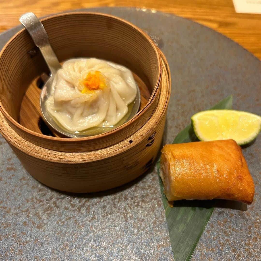 エダジュンさんのインスタグラム写真 - (エダジュンInstagram)「中華ビストロ🥂🇨🇳 前回初めて行ってとても美味しかったので リピの @chinese__yuan__ さんへ🏃‍♂️  ずーっと気になっていた、 上海蟹コースを(今日で最終日らしい😳ラッキー)予約しました🦀✨  ✔︎上海蟹の蒸し 蟹は蒸しで食べるのが1番好きな人🙋‍♂️なので、めちゃ好みでした！黒酢や生姜ソースの2種にディップするのですが、そのままでもふくよかで美味🥹！  ✔︎上海蟹　紹興酒 濃厚なミソがたーっぷり！ふくよかな味わいがやみつきに☺️✨初めて食べましたが、カンジャンケジャンの品のある味わいで、香りが良かった🦀🫧  ✔︎上海蟹　ふかひれ　銀杏　百合根のスープ 贅沢の極み✨スープより、 たまごが入っていて、茶碗蒸しのような感じで、つまみにも！百合根の風味が全体を柔らかくしてくれて、バランスが良いなと😌  ✔︎上海蟹の小籠包＆春巻き 上海蟹＆松坂ポークがブレンドされた、肉汁ぶしゃーな小籠包を、黒酢と針生姜で頂きました🤭春巻きは海老と上海蟹のブレンドで、 海老カニの旨みが幸せなやーつ✨  ✔︎3種の盛り合わせ ・牛、豚、鴨が贅沢に入ってる🥹ちょこちょこつまめるのが嬉しいなー✨  ・ふかひれの刺身 上湯のコラーゲンジ？に山椒ソースにがかかっていて最高なやつ。柔らかなシビレのこれを食べて、今度山椒ジェノベーゼのパスタにしよーと思いました☺️🍝(え？)  ・真鯛、鰤など3種類があって、脂のってるしこれに自家製の葱ソースが、これが旨い🤤✨  ✔︎和牛の甜醤油ソース 雲白肉でよーく見かけるソースはレアに焼かれた牛肉にもよく合うやつ🥹✨サイドにディルがあるのにビックリ！よだれ鶏とかにディルとか絶対よさそう(つまりやる)  ✔︎上海蟹と白菜のそば🍜 素朴でホッとするラーメン🍜〆にはもってこいでした☺️✨  最後は杏仁豆腐で〆  いやー、つまみすぎて、 7杯も飲んじゃいました(へ？)  店主も30代と聞いてビックリ😳 若い感性の料理が、やっぱり好きだな🫰 (自分も、もっと頑張んなきゃ)  ごちそうさまでした🙏✨  #中華 #中華料理 #ビストロ #エダジュン」12月5日 21時32分 - edajun