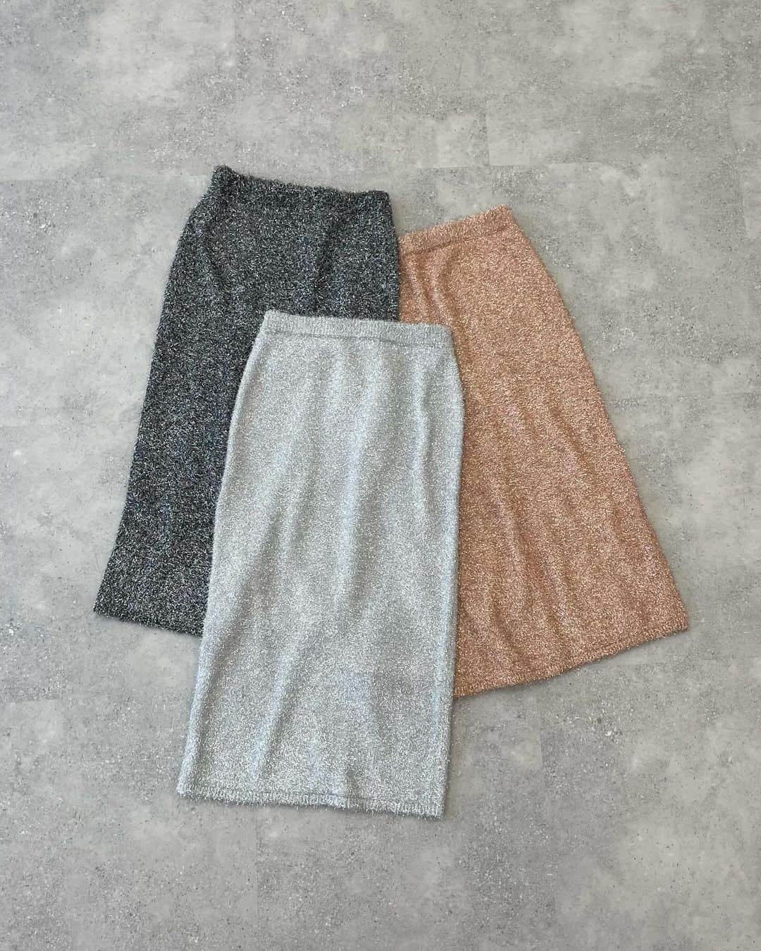 レプシィムさんのインスタグラム写真 - (レプシィムInstagram)「. NEW ARRIVAL  7Gラメニットスカート  トレンドのラメ糸を編み込んだニットスカート。  毛足が長いコーディネートの主役になるスカートです。 後ろにスリットが入っているので足捌きが良いので動きやすさも◎  タグ🏷️またはプロフィールURLから アイテムをcheckしていただけます ▶︎ @lepsim_official   #LEPSIM #レプシィム #コーデ #ママコーデ #今日のコーデ #大人コーデ #シンプルコーデ #大人カジュアル #ママファッション #きれいめカジュアル #カジュアルコーデ #カジュアル #シンプルコーデ #シンプル #おでかけコーデ #スカートコーデ #冬コーデ #冬服 #冬服コーデ #ニット #ニットコーデ #アウター #アウターコーデ #スカートコーデ #スカート #ニットコーデ」12月5日 21時34分 - lepsim_official