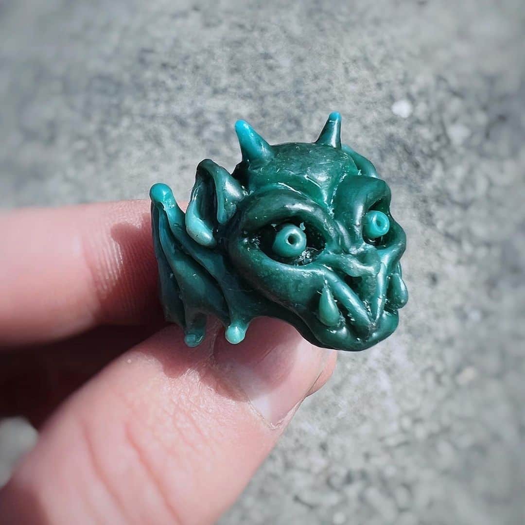 アレックスストリーターのインスタグラム：「Original wax carving of the Gargoyle Ring 🗡️ Excited to be bringing a very special version of this piece to @odditiesfleamarket this weekend…   Stay tuned for a sneak preview later this week 💀  #waxcarving #lostwax #lostwaxcarving #handmadejewelry #darkart #darkartists #medieval #fantasy #fantasycore」