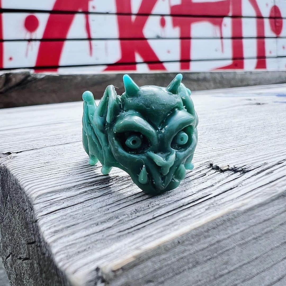 アレックスストリーターさんのインスタグラム写真 - (アレックスストリーターInstagram)「Original wax carving of the Gargoyle Ring 🗡️ Excited to be bringing a very special version of this piece to @odditiesfleamarket this weekend…   Stay tuned for a sneak preview later this week 💀  #waxcarving #lostwax #lostwaxcarving #handmadejewelry #darkart #darkartists #medieval #fantasy #fantasycore」12月5日 21時34分 - alexstreeternyc