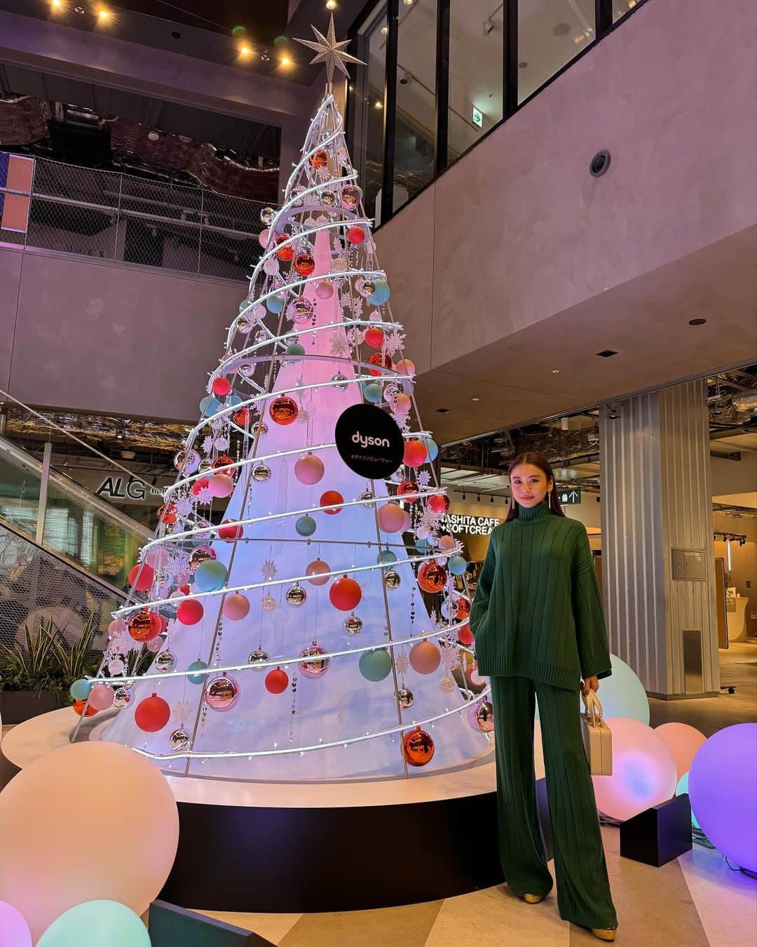 滝沢眞規子のインスタグラム：「ダイソン ビューティー クリスマスイベントがMIYASHITA PARKで開催中🌲 かわいらしいカラーが特長のセラミックポップのさまざまな製品がお試しいただけます✨ 私も愛用しているDyson Airwrap™マルチスタイラーやCorrale™ヘアアイロンもかわいいカラーに♥️ セルフフォトブースで写真が撮れたり、娘と一緒に行きたいな、なんて思いました☺️ 購入特典でブラシやミラーが付いてくるそう🫶🏻 25日(月)までの開催なので、ぜひチェックしてみてください！  @dysonhair_jp #ダイソンビューティー  #心躍るセラミックポップ #PR」