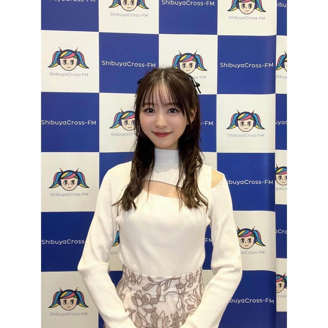 沖玲萌のインスタグラム：「12月もラジオ！📻@渋谷クロスFM  今回はゲストが来れないアクシデントがあり急遽バタバタと準備してほぼアドリブで乗り切ったんですが、、対応力やトーク力を褒めていただいて😢自分自身の自信にもなり、楽しくも成長を感じられた...？感慨深い回になりました！😳😳現地に来てくれた皆様も寒い中ありがとう！ガラスいっぱいにみんなが見えて嬉しかった〜✨」