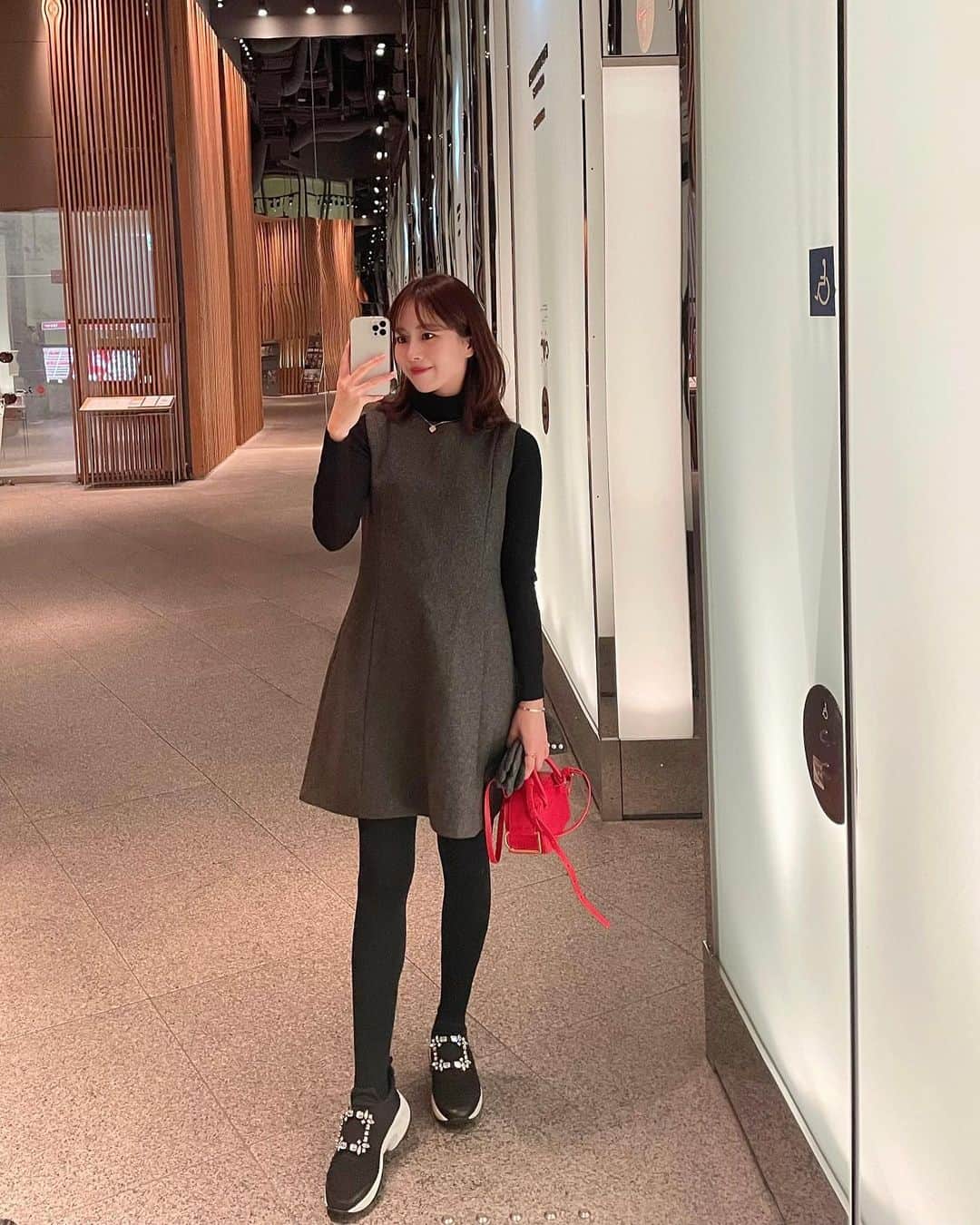 ハンナミのインスタグラム：「美容室前に 🪞❄️  質問たくさんいただいたので、 こちらに洋服タグ付けしてます🧤ˎˊ˗   @eneu.official  dress : silhouette wool mini op (受注予約中) ☑︎ご予約は本日〜23:59まで !」