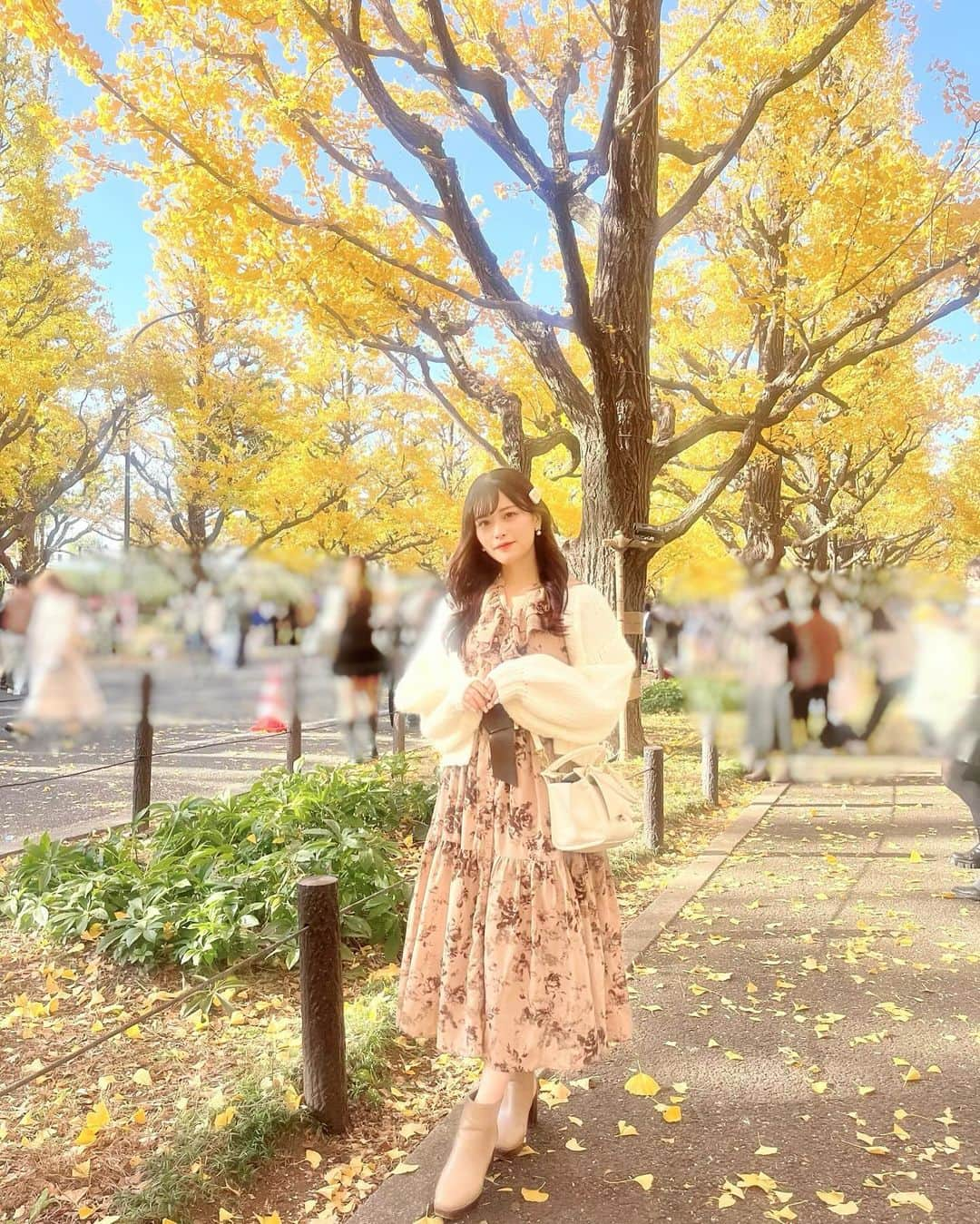 田北香世子のインスタグラム：「また出会えたら 運命も信じちゃうかな  #外苑前 #銀杏並木 #いちょう並木 #外苑前いちょう並木 #かよよん私服 #ツヨガリファンファーレ #shein購入品 #shein」