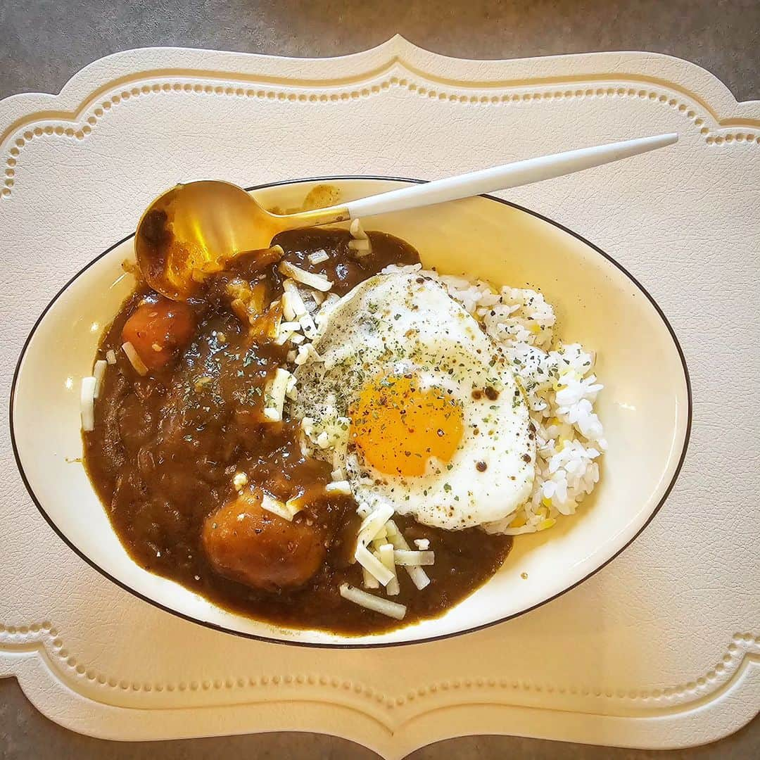 兎味ペロリナのインスタグラム：「二日目のカレー ランチ編  目玉焼きとチーズトッピング  コクが増して最高である。  #おうちごはん　#おうちランチ #ぺ料理 #おうちカレー」