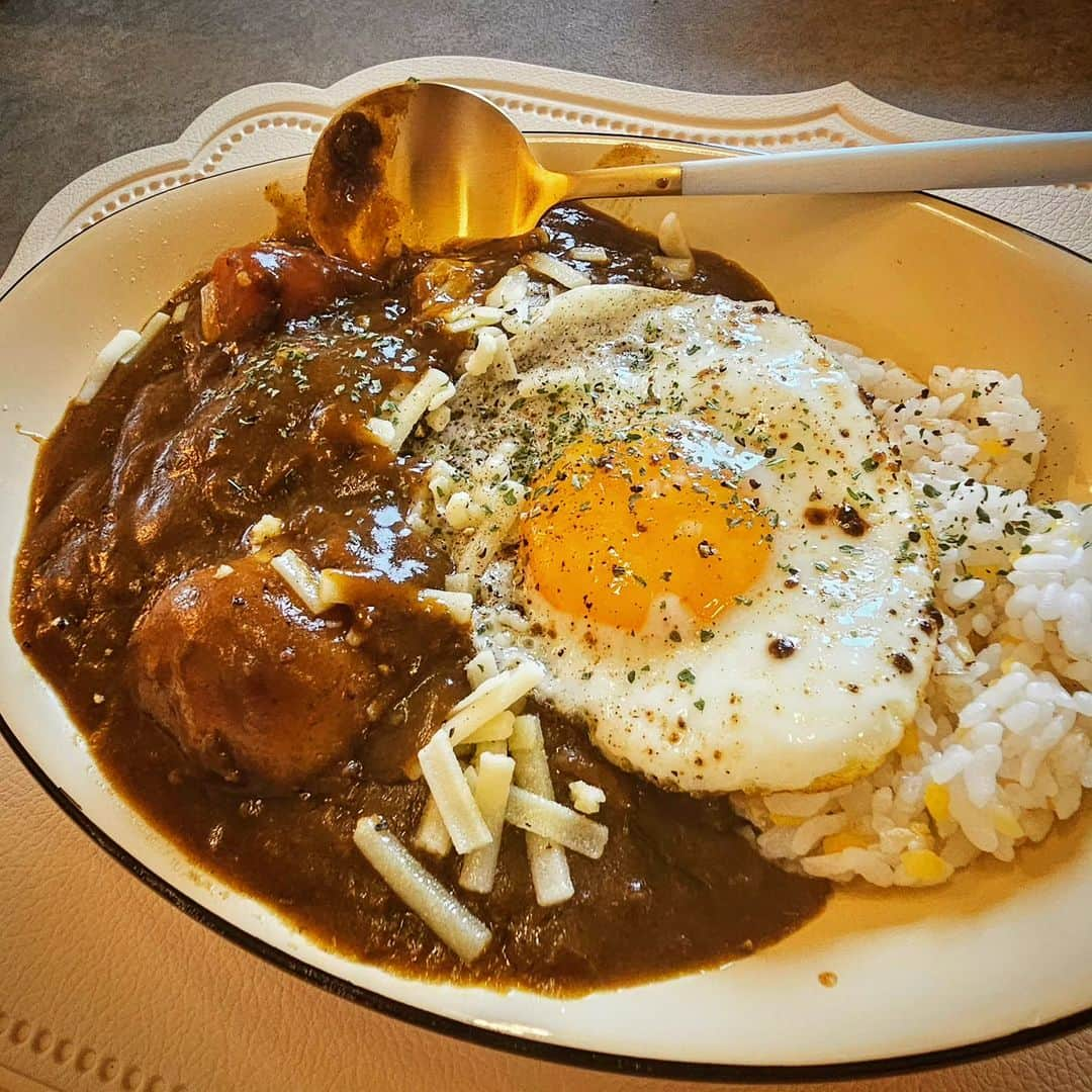 兎味ペロリナさんのインスタグラム写真 - (兎味ペロリナInstagram)「二日目のカレー ランチ編  目玉焼きとチーズトッピング  コクが増して最高である。  #おうちごはん　#おうちランチ #ぺ料理 #おうちカレー」12月5日 21時47分 - perolina_usami