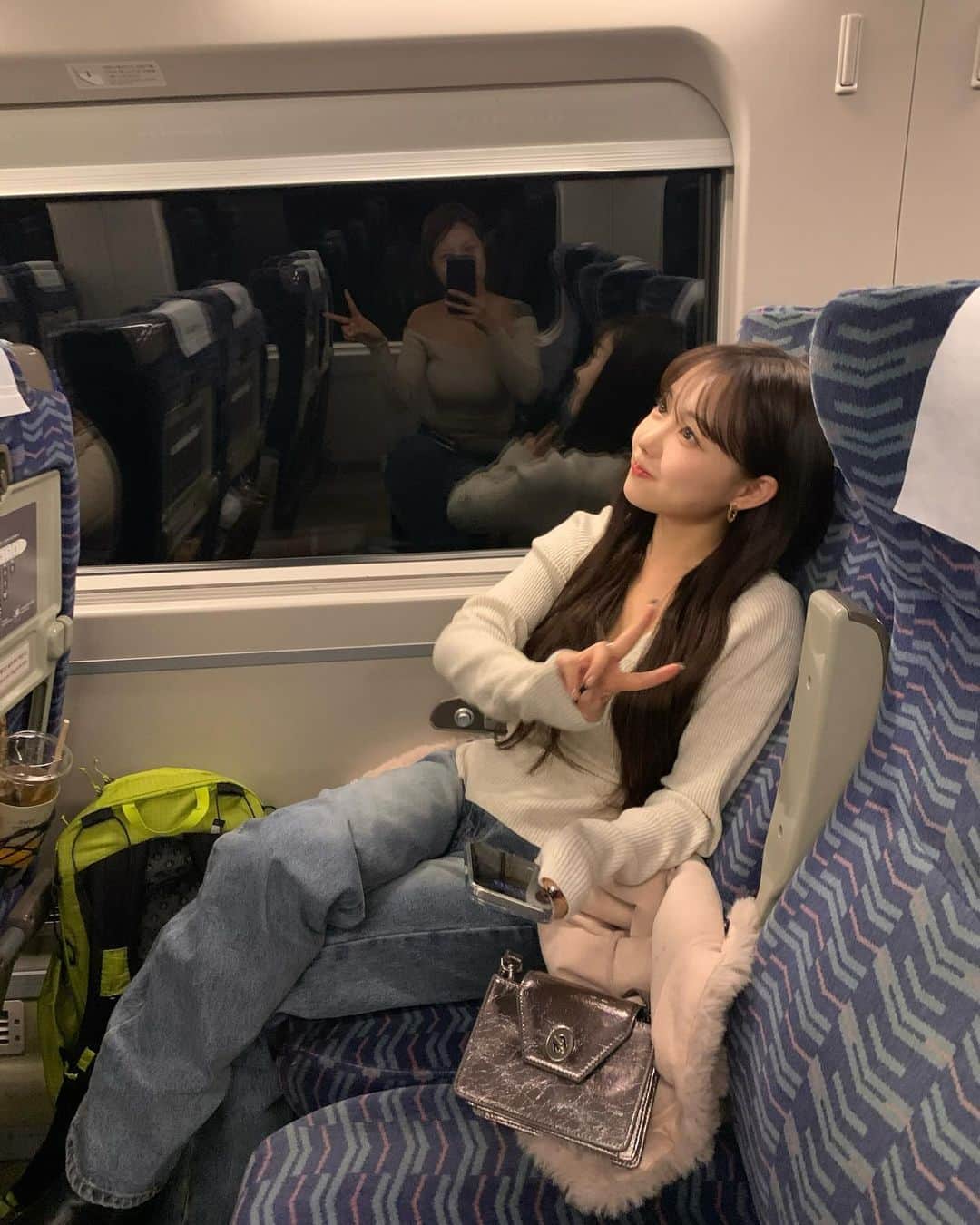 ホン・ヨンギのインスタグラム：「구매인증당첨자 선물 직접드리고싶다고 괜히 말해가지고 경상남도 진주갔다가 전라도 목포를  하루만에 다녀왔습니다 ㅋㅋㅋㅋㅋㅋ☺️💕 직접전해주니 더 따뜻하고 제가 더 행복한 시간이였어요 목포사시는 영심이분이 붕어빵집을 하고계셔서 붕어빵 플랙스하고 왔으니 영심이들 내일 붕어빵집가셔서 무료로 드세요 ! ☺️✨  💗영시미를 위한 붕어빵 무료나눔 이벤트💗  여러분 영시미분들을 위해, 내일 단 하루 무료나눔 이벤트를 진행합니다! 붕어빵집에가셔서 영시미라고 말씀해주시면 붕어빵을 무료료 드립니다🫶🏻   🖤 안내사항 🖤 ✔️ 일정 2023년 12월 6일 단하루💕 ✔️ 영업시간 오전10:30 - 오후 8시까지 ✔️ 주소 : 목포시 청호로 109 일등수산 직판장 ✔️ 1인기준 2,000원 사용가능 ✔️ 손님이 몰려 있을시에는 대기 시간이 있을 수 있습니다.  @shrimp__first」