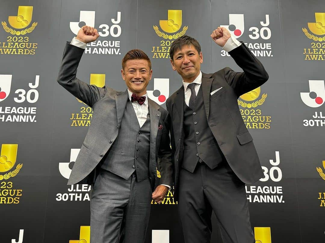 播戸竜二のインスタグラム：「『Ｊリーグアウォーズ🏆』 おばんざーい✊ ・ Ｊリーグ選手OB会の役員として、 Ｊリーグに招待して頂きました！ ・ 同じく副会長のおばんざい世代の、 中田浩二さんとおばんざいしてきました！ @koji.nakata_official  ・ 会長の佐藤寿人さん @hisato_sato11official  副会長の石川直宏さん @sgss.18  2人は残念ながらお仕事で欠席。 もう1人の副会長の大谷秀和さんは、 功労選手賞を受賞！ おめでとう！ @hidekazu_7_otani  ・ 30年のＪリーグは、5,000人以上のOBがいます！ @j.league_players_ob  まだ登録していないＪリーグOBの方は、 上のアカウントのプロフィールの所から登録お願い致します！ ・ ＪリーグOBアウォーズもいつかやりたいね！（笑） ・ 華やかなＪリーグアウォーズでした！ ・ 川淵三郎さんの言葉は心に響きました！ ・ Ｊリーグを盛り上げてくれた選手、ファン・サポーターの皆さん！お疲れ様でした！ ・ 支えて頂いてるスポンサーの皆様、 いつもありがとうございます！ ・ また来年もみんなでＪリーグを盛り上げていきましょう！！！ ・ ・ #Ｊリーグアウォーズ #J3アウォーズは播戸が司会します #ハリー影ちゃんお疲れ様 @harrysugiyama  @kageyamayuka_official  #おばんざーい✊ #おばんざい世代」