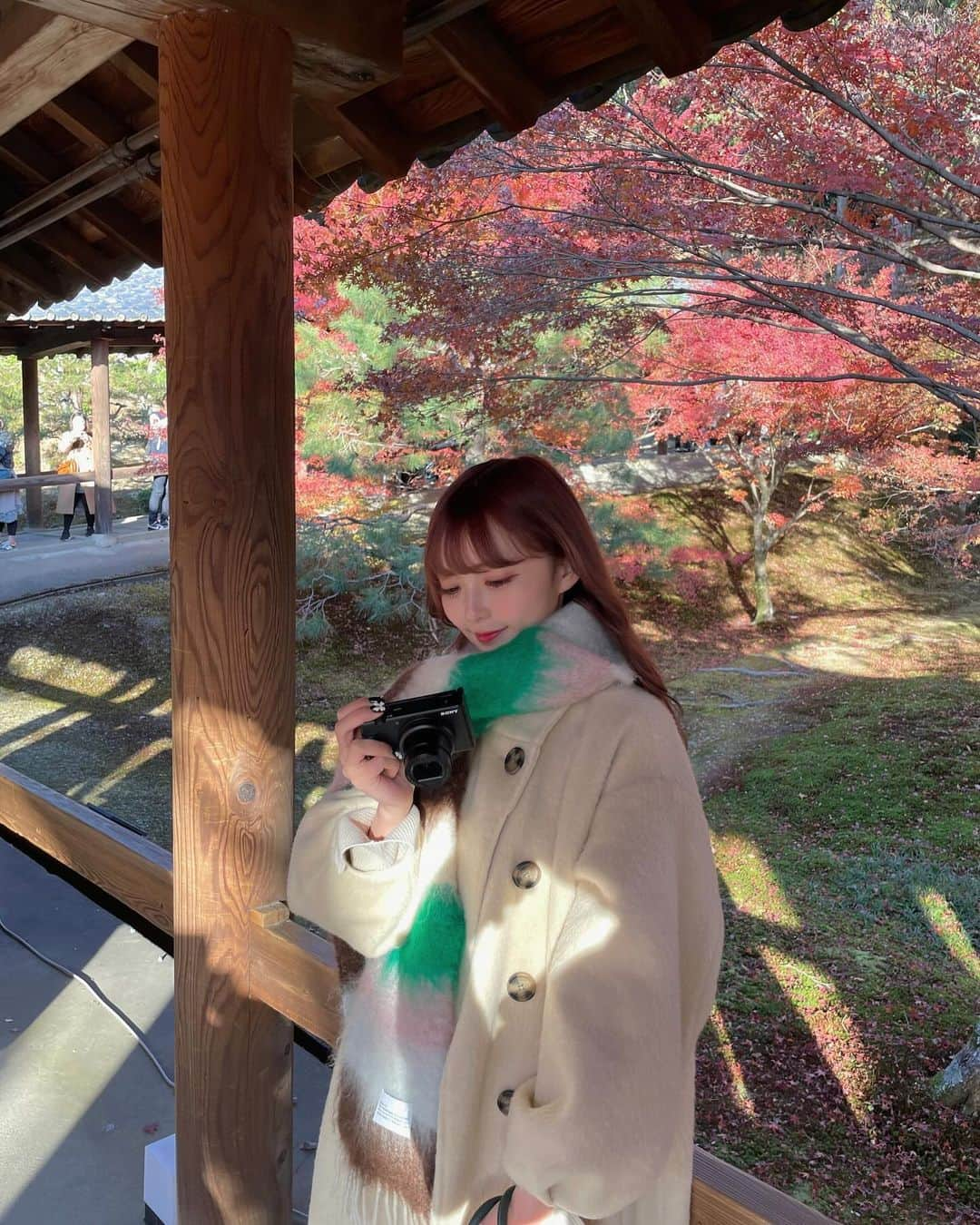 ムサシのインスタグラム：「kyoto〜🍁📸 ⁡ 今年も紅葉滑り込みで見に行けた♡ ⁡4枚目の絵🖼️みたいな動画是非見てほしい〜👀♥︎  ⁡ #kyoto #outfit #coat #ootd #京都 #東福寺 #紅葉 #冬コーデ」