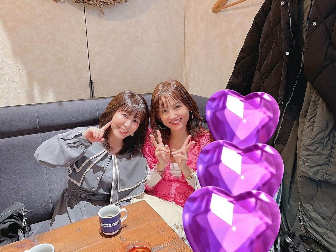 松澤由美さんのインスタグラム写真 - (松澤由美Instagram)「Oiiii💜✨💜  Ela é amiga da minha cantora favorita. Seu nome é Chihiro Yonekura.  Es amiga de mi cantante favorita. Se llama Chihiro Yonekura.  She is a friend of my favorite singer. Her name is Chihiro Yonekura.  米倉千尋ちゃーん♡と ランチ🍙は✨  実は定期的に 『女子会ランチ』を今までもしてきたわけですが、 コロナ禍中に、一度ランチして以来だったので  もう話したいことが多すぎて😂🤣 たぶん最初の話したい入り口で 時間経過w （『おはよう』ぐらいの入り口だった気がするんだけど、3時間経過してましたw）  今度こそ、新年会ランチで 続きを語り合いたいです😊🩷  同年代アーティスト 同期ではないですが、 そんな数少ないアーティストのお友達と会える時  なんだろ、 『そうなの！それなのそれ！』って 話し合えるのが 本当に幸せです😭💓  ありがとおおお♡  #米倉千尋  #ガンダム  #LosCaballerosdelZodiaco #saintseiya #CaballerosDelZodiaco #KnightsOfTheZodiac #CavaleirosDoZodiaco #LesChevaliersDuZodiaque #Cavalieridellozodiaco  #bandai #聖闘士星矢 #松澤由実 #松澤由美 #yumimatsuzawa #アニソン好きと繋がりたい #松澤由実のアニソンフラッグ #機動戦艦ナデシコ #ゲートキーパーズ #ジバクくん #snow #ラグナロクマスターズ」12月5日 21時46分 - yumimatsuzawa