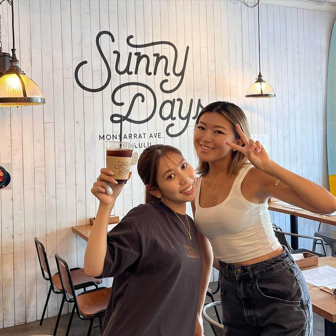 薬丸玲美さんのインスタグラム写真 - (薬丸玲美Instagram)「Sunny Days @sunnydays.hi   近況報告  落ち着いてからご報告しようと思っていたら 今年も終わってしまいそうなので、、、  実はハワイに戻ってくるタイミングで 素敵なご縁？嬉しいお声掛け？で ホノルルのモンサラットアベニューにある SunnyDays  Monsarrat Ave. Honolulu というカフェで メニュー監修という形で カフェのレシピを作らせて頂きました♪  カフェのマネージメントが変わるタイミングで 新しいメニューのレシピを作れることになり ハワイに来て4ヶ月程バタバタと アルバイトの子達にレシピを教え込み さらに自分も毎日お店に立って働いておりました！  そんなこんなでインスタも 全然更新出来てなくてすみません。  朝からクローズまで程毎日お店にいるので ハワイに来た際は是非遊びに来てください😆  皆様にお会いできる事を 心より楽しみにお待ちしております！  カフェの最新情報を知りたい方は @sunnydays.hi  をチェックしてください！⛅️  #Hawaii #Honolulu #Monsarrat  #SunnyDays #cafe #restaurant #hawaiilife  #ハワイグルメ」12月5日 21時56分 - remi_yakumaru