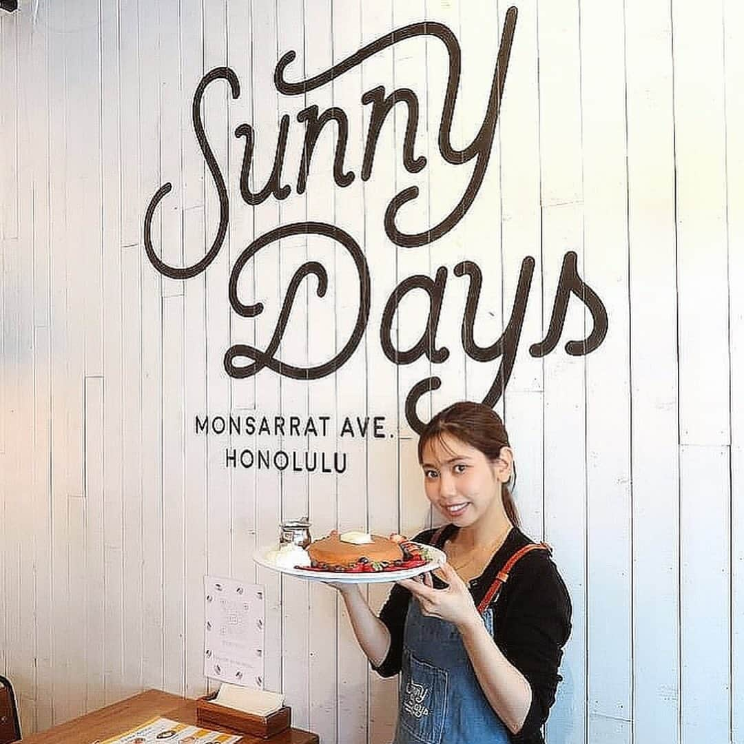 薬丸玲美のインスタグラム：「Sunny Days @sunnydays.hi   近況報告  落ち着いてからご報告しようと思っていたら 今年も終わってしまいそうなので、、、  実はハワイに戻ってくるタイミングで 素敵なご縁？嬉しいお声掛け？で ホノルルのモンサラットアベニューにある SunnyDays  Monsarrat Ave. Honolulu というカフェで メニュー監修という形で カフェのレシピを作らせて頂きました♪  カフェのマネージメントが変わるタイミングで 新しいメニューのレシピを作れることになり ハワイに来て4ヶ月程バタバタと アルバイトの子達にレシピを教え込み さらに自分も毎日お店に立って働いておりました！  そんなこんなでインスタも 全然更新出来てなくてすみません。  朝からクローズまで程毎日お店にいるので ハワイに来た際は是非遊びに来てください😆  皆様にお会いできる事を 心より楽しみにお待ちしております！  カフェの最新情報を知りたい方は @sunnydays.hi  をチェックしてください！⛅️  #Hawaii #Honolulu #Monsarrat  #SunnyDays #cafe #restaurant #hawaiilife  #ハワイグルメ」