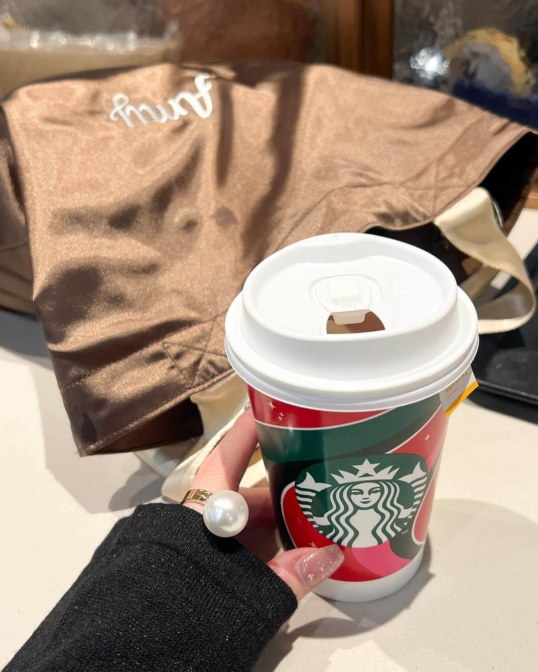 朝長美桜さんのインスタグラム写真 - (朝長美桜Instagram)「いよいよ明日でAmy POP UP STORE最終日✨  なんだか信じられなくて、ずっとふわふわ。 これで本当に最後なんだなと思うと とても寂しくて悲しい気持ちになるけど、最後にいっぱい思い出作りましょうね☺️  ぜひ、可愛くなるお手伝いさせて下さい🤍 一緒にアクセ選ばせて下さい🤍  皆さんにお会いできることを楽しみにしています🫶🏻」12月5日 21時56分 - miochan_0517