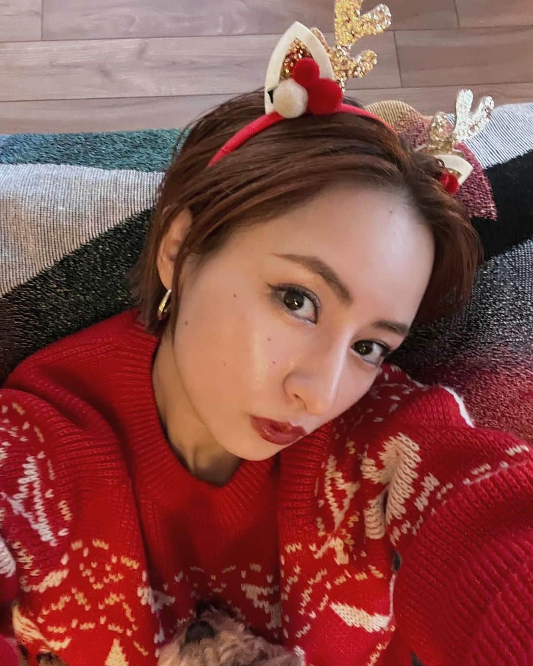 Julia Castroさんのインスタグラム写真 - (Julia CastroInstagram)「Christmas is coming...🦌  ストーリーに載せて好評だったのフィードにも載せとこっ👌🏻 12月に入って、街中もCMもよく聴く音楽もクリスマスモード満載で、やっぱりこの時期ってほっこりするな〜と感じながら過ごしてます🎄 今年も沢山楽しもうね🎅🏻🎁 . #christmasiscoming  #christmasseason  #holidayseason  #christmasmood  #christmasvibes」12月5日 21時50分 - julia.c.0209