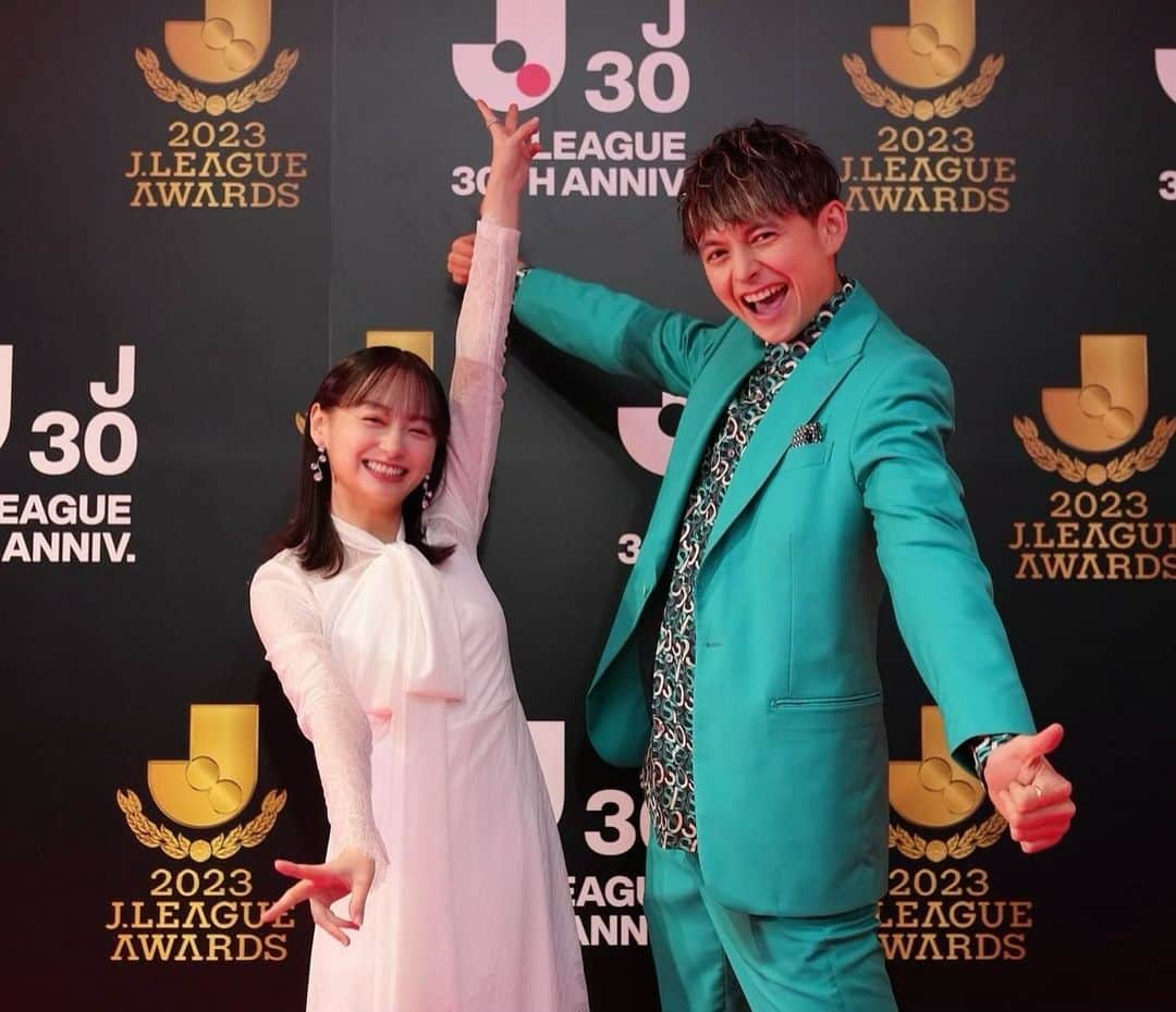 影山優佳さんのインスタグラム写真 - (影山優佳Instagram)「Jリーグアウォーズ2023 総合司会を務めさせていただきました！  今年のJ1リーグで繰り広げられた感動や興奮の数々を、 ファンサポーターのみなさんとともに讃えあう素晴らしい空間にいさせてもらえて誇りに思います。  今回のJリーグアウォーズを通して、 選手、監督、スタッフ、審判、サポーター…名前をあげ尽くすことは到底できないほどたくさんの方のご尽力があって、 日本サッカー界は明るい未来を描き続けられているのだなと改めて実感しました。  来年のJリーグ開幕も、また新たな歴史の1歩目も、心から楽しみにしております！  個人的な話にはなってしまいますが、この"横浜アリーナ"という場所は長らく私にとって"私だけが立てなかった場所"でした。 立場も変わり、願うことも諦めてしまっていた中で、いつも支えてくださる皆さんとともにこの大舞台に立つ機会をいただけたこと、本当に本当に光栄です。ありがとうございました。 引き続きよろしくお願いします！  #Jリーグアウォーズ #Jリーグ #サッカー #ハリー杉山 さん #志田未来 さん お写真もありがとうございました！」12月5日 21時50分 - kageyamayuka_official