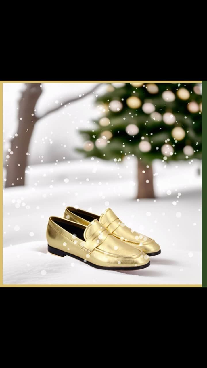 フリーランスのインスタグラム：「Étincelez pour les fêtes avec Le mocassins ANAIS en cuir gold : must have !   Shine for the festive season with the ANAIS loafer in gold: must have!   #holidayseason #christmas2024 #freelanceshoes   Collection available in stores #parisruedufour #cannes #lyon #lille #bordeaux #montpellier #toulouse #Strasbourg #deauville #biarritz #aix #bruxelles #marseille #galerieslafayettehaussmann #printempshaussmann #lebonmarchérivegauche #printempsparlyII #printempslesterrassesduport #printempslille #printempsvélizyII #galerieslafayettelapartdieu #lasamaritaine⁠   Photo generated by AI」