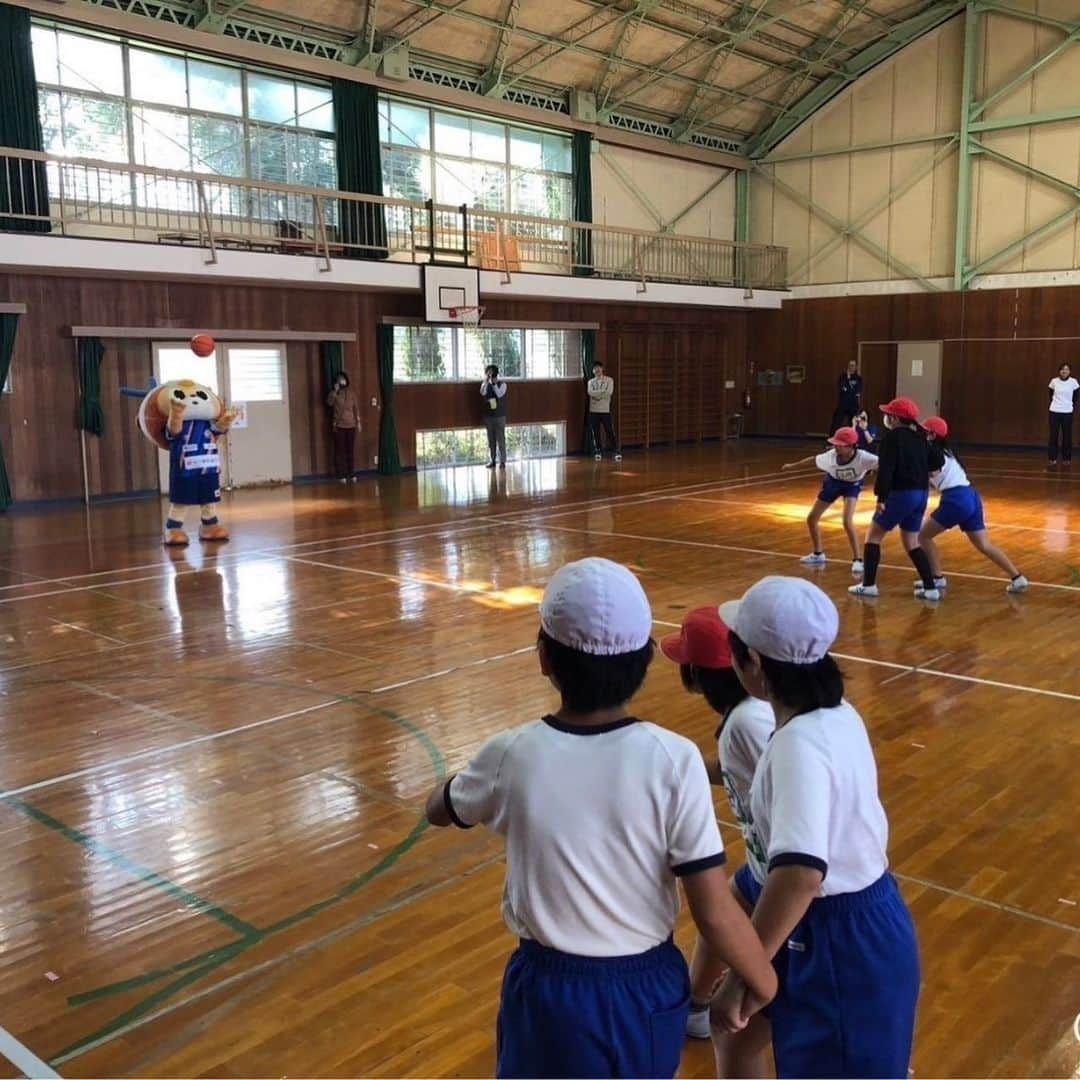 ヴィヴィくんさんのインスタグラム写真 - (ヴィヴィくんInstagram)「すこしまえですが松浦市立今福小学校へおでかけっ🐥🎶 おひるからのVドリームとげこうのおみおくりです👀✨ かわいくてなんだかおいしそうなおなまえのがっこう＼(^o^)／ おともだちのみんな、げんきにごあいさつしてくれてV・ファーレンサポのせんせいもいてくださってとってもうれしかったです☺️💓  さいきん、こうちょうせんせいのおへやのホワイトボードにメッセージをかきかきっするのにはまってますっ✌️  #vvaren #vファーレン #vファーレン長崎 #長崎 #ヴィヴィくん #松浦市 #たいいくかんのゆか、カスタードプリンのカラメルのとことかフロランタンみたい🍮💡」12月5日 21時53分 - vivikun_vvn