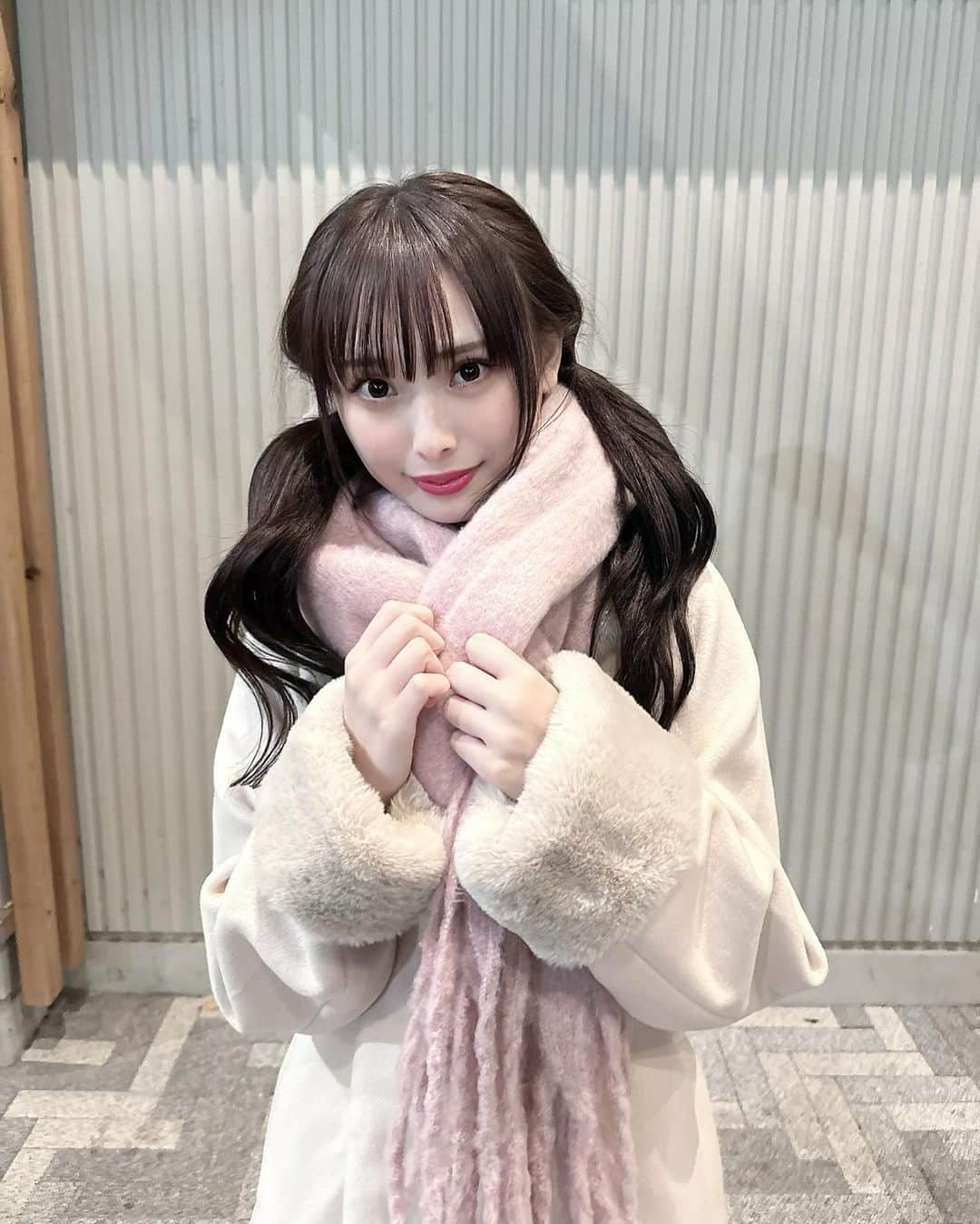 梅山恋和さんのインスタグラム写真 - (梅山恋和Instagram)「マフラーの季節だね❄️  ロングどうかな〜？  .  .  .  #ツインテール#マフラー#コート#ファー#フリンジ #冬コーデ#シールエクステ#ロングヘア#ヘアアレンジ#PR」12月5日 21時54分 - cocona_umeyama