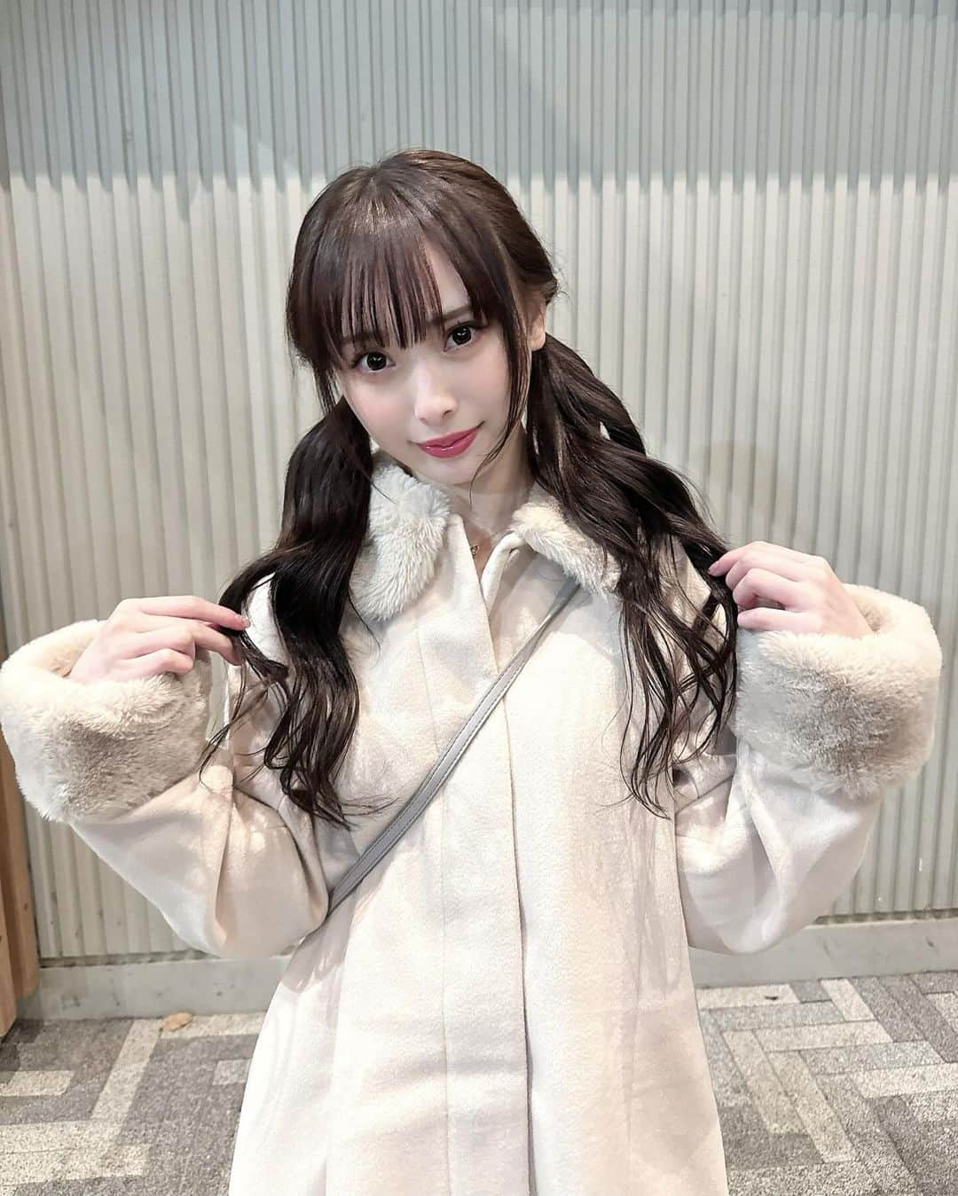 梅山恋和さんのインスタグラム写真 - (梅山恋和Instagram)「マフラーの季節だね❄️  ロングどうかな〜？  .  .  .  #ツインテール#マフラー#コート#ファー#フリンジ #冬コーデ#シールエクステ#ロングヘア#ヘアアレンジ#PR」12月5日 21時54分 - cocona_umeyama