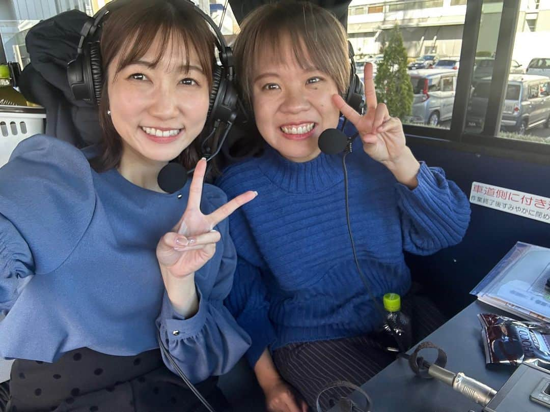 山﨑加奈のインスタグラム：「・ しずおか市町対抗駅伝🎽 無事に今年も終了しました🙌🏻  私は初めて2号車の実況を担当🏃‍♀️ めまぐるしく展開が変わっていく中で、自分たちで見所を探しながらあちこちに移動するのがこんなにも楽しいとは☺️ もちろん反省点もありますが、年次を重ねる毎にこの駅伝にハマっていくのを実感しています😌  そして今年は4年ぶりの有観客での開催でした👏🏻 スタートの県庁前も応援団でびっしり！！！ たくさんの応援から、しずおか愛をたっぷり感じることができました🥰  選手・関係者の皆さま、今年も熱いレースをありがとうございました✨ ・ #しずおか市町対抗駅伝  #冬の風物詩 #静岡の冬  #駅伝 #駅伝中継 #移動車 #実況 #アナウンサー #スポーツキャスター #山﨑加奈」