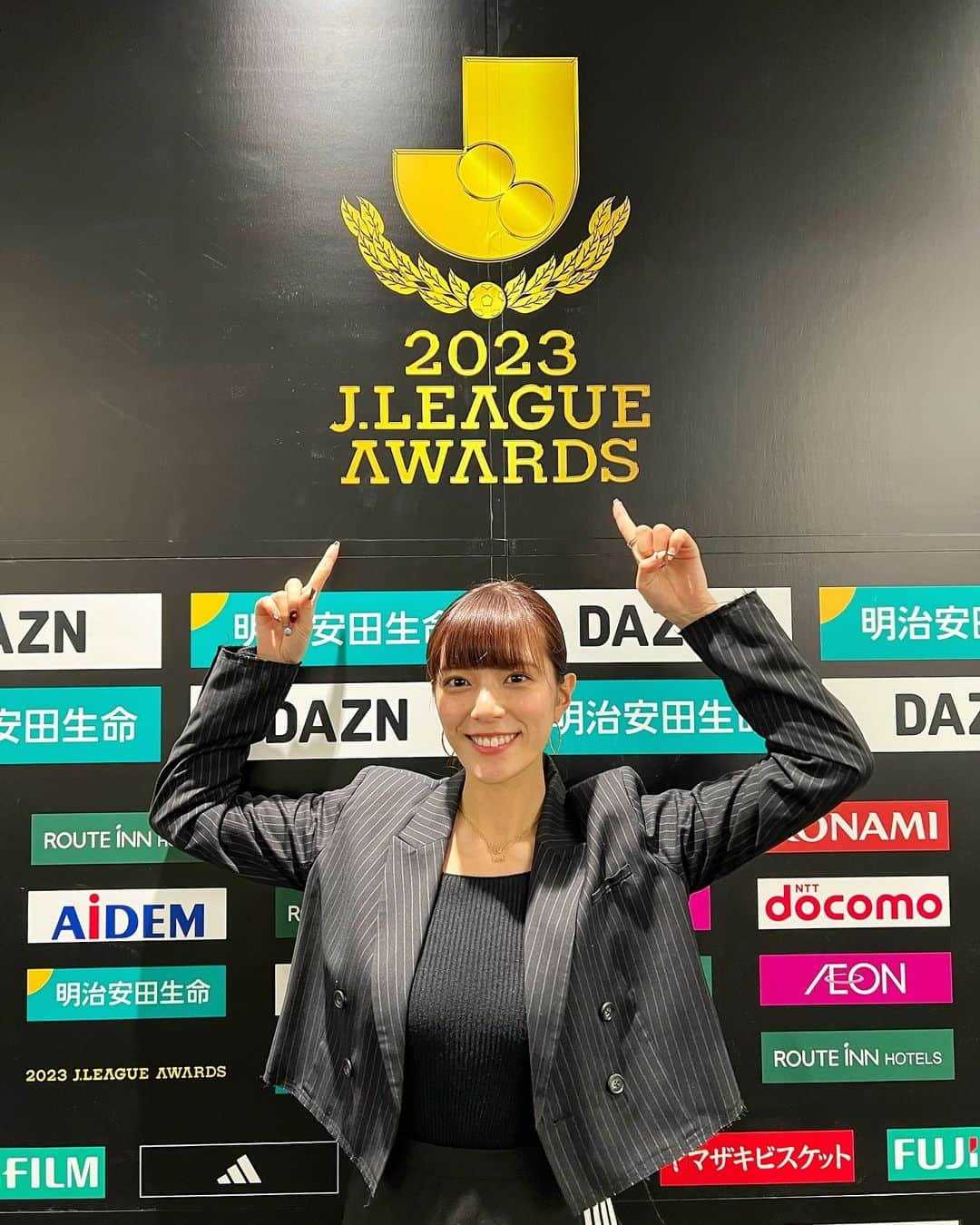 三谷紬のインスタグラム：「🖤💛 ＪLEAGUE AWARDS 2023⚽️ 取材してきました！！ 1年通して今年もＪリーグを取材させていただきましたが どの選手も受賞のスピーチで チーム・スタッフ、ファン・サポーター、 支えてくれた家族の皆さんに対して 感謝の気持ちを述べているのが印象的でした。 チームスポーツっていいなぁと痛感🥺 私はサッカーが大好きだし、 いつまでも選手たちの輝きをお伝えする立場として お仕事で関わっていきたいと強く感じました！！ 受賞された皆様、 本当におめでとう御座います。 来シーズン以降の日本サッカーも楽しみに！ これからも取材に邁進します！！ * #jleagueawards#jleague#jリーグ#アウォーズ#awards#j#league#2023#サッカー#soccer#football#j1#mvp#サッカー愛#ラブjリーグ#テレビ朝日#アナウンサー#三谷紬」