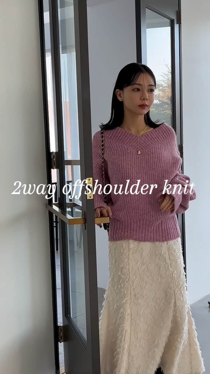 ViSのインスタグラム：「【recommended knit】  オフショルダーにもなるVネックニット♡  デコルテラインが綺麗に見え、 さりげないコクーンシルエットがポイント！  #BVM43230 【2WAY】オフショルダーにもなるVネックニット ¥5,929 (税込) ※店舗販売中  @jadorejunonline をチェック！  #vis #vis_jp #ビス#fashion#ootd #大人カジュアル #カジュアルコーデ #カジュアル #レディ#冬#冬コーデ #秋冬コーデ#トレンド#トレンドファッション#ニット#ニットコーデ#vネック#女っぽコーデ #デートコーデ#クリスマスコーデ#大人可愛いコーデ」