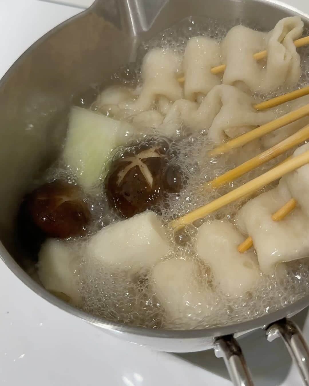 パク・タミのインスタグラム：「- "오마뎅 공구는 언제까지예요?"  "목요일에 마감 될거예요!"  "사과 떡볶이 매워요?"  "아이들이 다른 떡볶기를 먹는다면, 당연히 먹을만큼 맛있어요~"  "짜장 떡볶이는 매운 맛일까요?" "아뇨~ 불맛나는 짜장맛이라, 어린 아이들도 잘 먹어요^^"  "김치 어묵 우동 품절 풀어주시면 안돼요?ㅠㅠ" "쿠팡에 들어갈 물량 500봉 초저녁 어렵게 더 받았어요. 요건 얼른 겟하세요~" (사과 떡볶이 + 김치 어묵우동 구성은 품절입니다.)  꼬치어묵 & 물떡 세트는.. 질문 없이 그냥 가져가시더라구요 ㅎ 그래서 제가 영상 찍어봤어요^^  제가 왜 오마뎅 어묵만 먹냐면, 오로지 알라스카 명태살로 어육을 만들고, 밀가루 대신 쌀가루로 쫀득함을 살렸어요. 또, L-글루타민산나트륨과 색소를 넣지 않은 순수 그 자체의 어묵이거든요. 글루텐에 민감하거나 화학 조미료에 예민하신 분들에게 만족될거예요.  물떡은 뭐.. 우리 나라 어린 아이들이라면 아마.. 다 좋아할듯 싶어요^^  요즘 겨울 무우 참 맛있잖아요. 냉장고에 있길래 한덩이 숭덩 잘라 넣었고, 대파 한뿌리 넣고, 표고도 있길래 넣었어요. 그럼, 오뎅바에서 나오는 맛 이상으로.. 고급스러운 어묵탕이 완성!   오늘 역대급으로 많은 분들이 주문을 하고 계셔서, 어묵탕 영상을 얼른 찍어 올려봅니다. 주문하실때 도움 될까해서요~ 음식을 먼저 눈으로 먹으면 우리집에 필요한지 알게 되잖아요~^^」