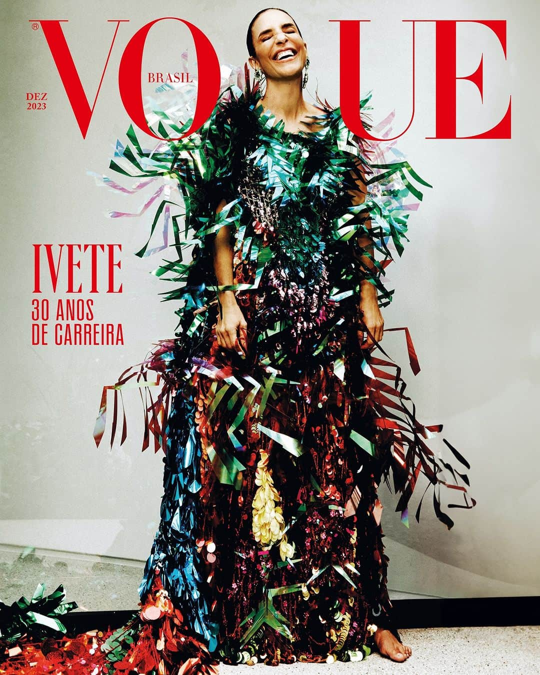 イヴェッチ・サンガロのインスタグラム：「No mês em que completa 30 anos de carreira, @IveteSangalo é capa da #VogueBrasil. “O que me fez chegar aqui – além, óbvio, do meu talento, da minha potência de trabalho e de ser uma pessoa muito ativa e consciente – foi perceber o gráfico”, diz a cantora, se referindo ao gráfico imaginário que criou para sua trajetória. “Toda carreira tem um gráfico. Se ele não se movimenta, vira uma coisa doentia, pouco orgânica, sabe? Assim como a vida, a carreira de um artista tem momentos de maior sucesso, de menor sucesso, um momento em que você tem que se reinventar, um momento em que você está de saco cheio e não quer reinventar nada, um momento em que você ganha um gás absoluto”, completa a baiana, que, na primeira das três capas, usa vestido-instalação da parceria entre @silvestregustavo, à frente do @projetopontofirme, e o estilista suíço @kevingermanier, desfilado pela Germanier na semana de moda de Paris. Criado em 2015 e finalista do @latinamericanfashionawards, o Ponto Firme capacita egressos do sistema penitenciário por meio do crochê e já assinou duas collabs com a marca –  a terceira será apresentada em São Paulo neste sábado. No link na bio, confira mais trechos da entrevista com Ivete, ícone das festividades brasileiras.   Leia a matéria na íntegra na #VogueDezembro, que chega às bancas a partir do dia 8 deste mês. Você também pode garantir sua edição na lojinha do Instagram, basta clicar na foto para receber em casa.   #IveteNaVogue  Fotos: @lufreee Texto: @marlucimartins Direção de arte: @juliakoala Edição de moda: @ritalazzarotti Beleza: @jakefalchi Produção executiva: @deialansky Produção de Moda: @rtatsuo, @rochafred_, @amandhagaio e @frenchtouchofficial Camareira: @camila_barbosaa01 Assistentes de foto: @gabrielgimenesph e @_matheusmatta  Assistente de beleza: @pamelahubner Assistente de produção: @kaue.big e @glauber.stylist Produção de locação: @lucianamantel Retouch: @telhacriativa Look: @kevingermanier + @silvestregustavo」