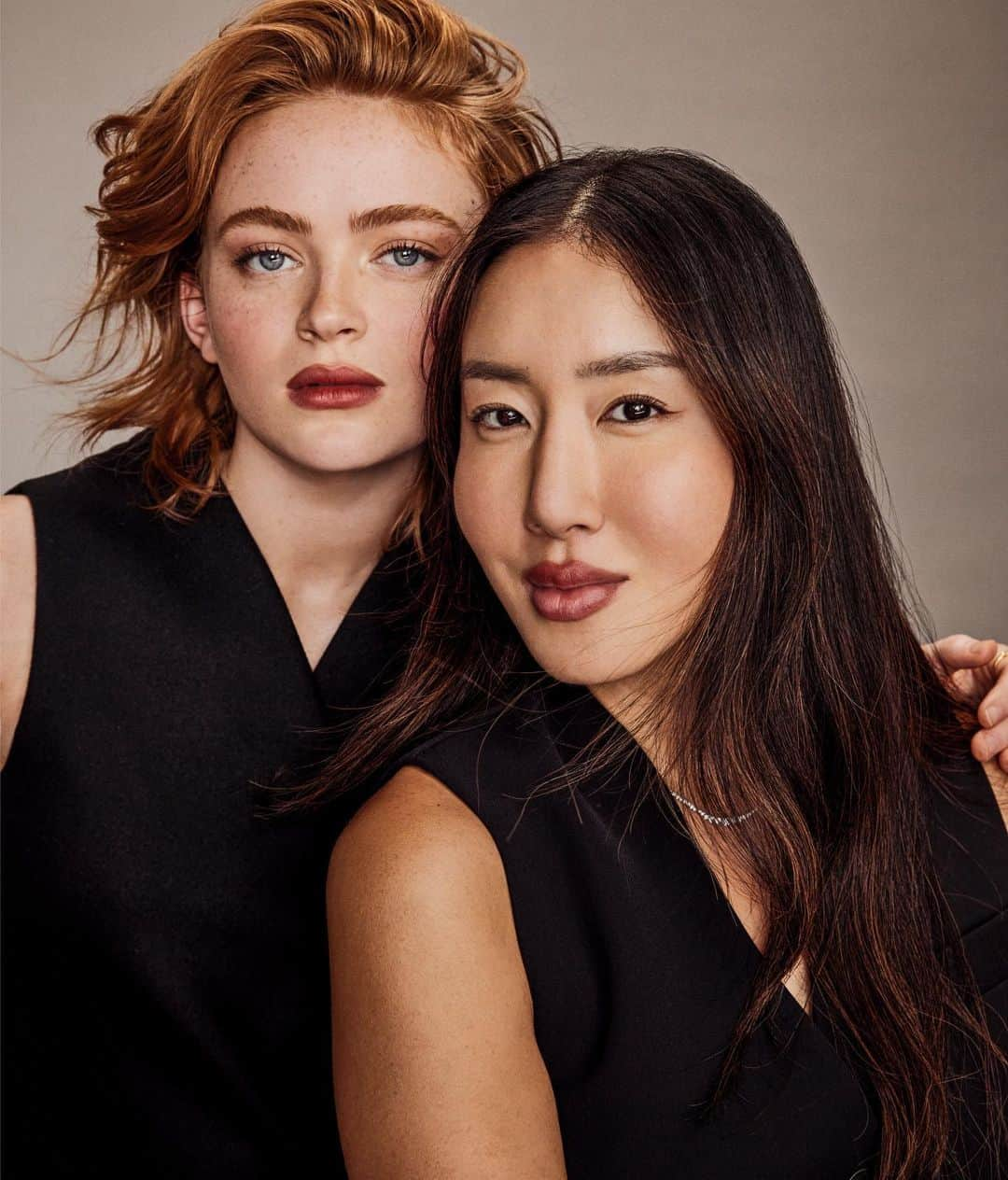 Armani Beautyのインスタグラム：「Behind Makeup by Damon Baker.  "I think you really focus on just the inner, natural beauty and highlighting that. I met you when I was 15, which is kind of the age where you start getting interested in makeup...and it was still something I was so scared of, but you never pushed me. And you have been using Armani on me for a very long time, since they are good for your approach, in the sense that it's like minimal, glowy, natural." - Sadie Sink  #Armanibeauty #DamonBaker #SadieSink #NinaPark #BehindMakeup」