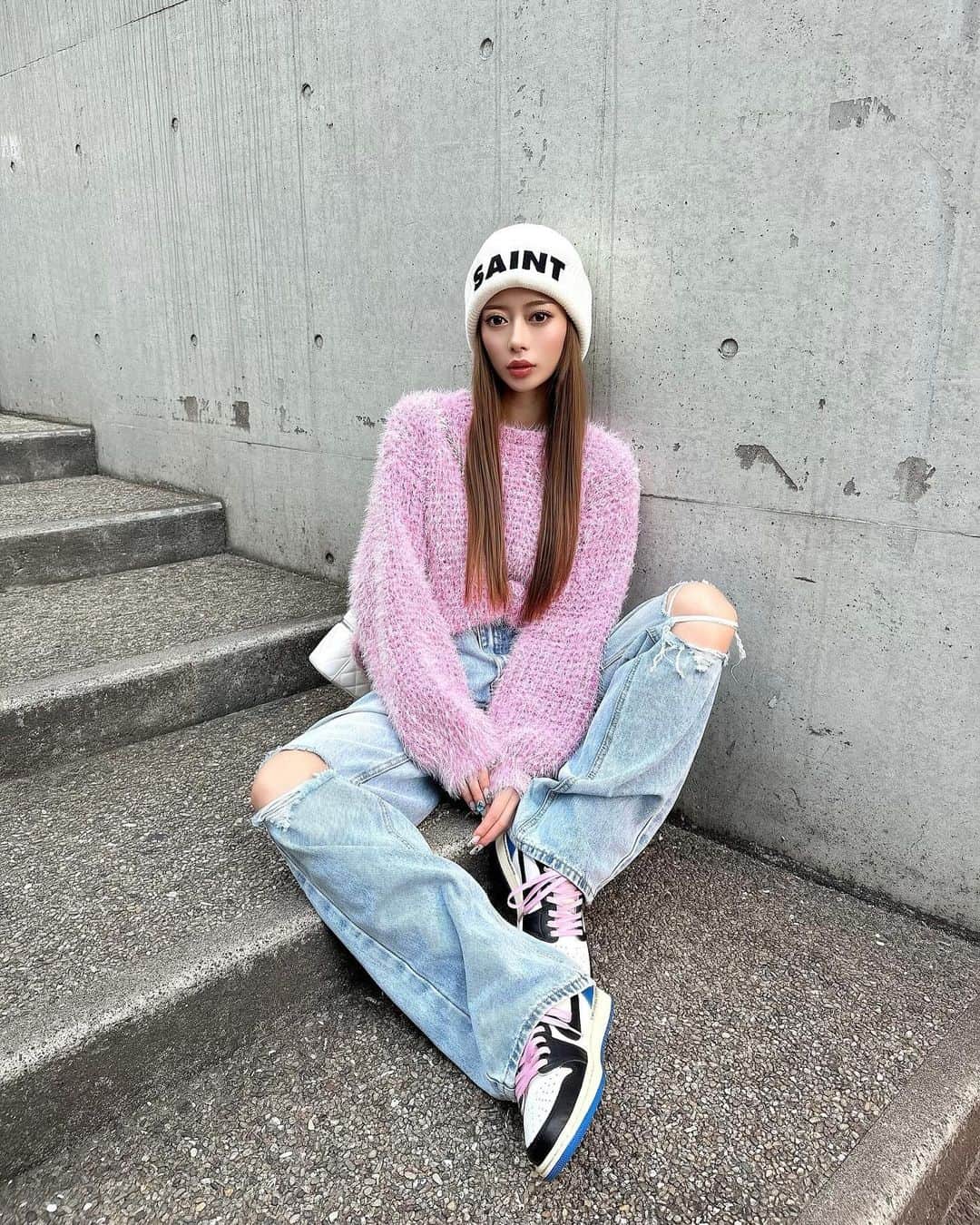 望月みらいのインスタグラム：「・ あこちゃんが誕生日にプレゼントしてくれたニット帽🤍 色違いでお揃いなの🎁 @_zzzstylebaby_  ・ 月1の美容鍼と整体🪄 @eden.tokyo.official  ゴットハンド🤲🏻 @k.z.m528_eden  腰痛持ちだからここの整体は欠かせません。  整体の日はピラティスも一緒に🧘🏻‍♀️ @eden.pilates.official  整体からのピラティスは最高に整う🌿 担当は　 @sena_edenpilates さん♡」