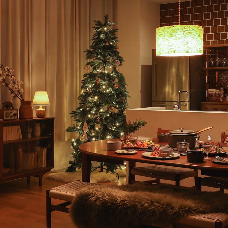 Re:CENO（リセノ）さんのインスタグラム写真 - (Re:CENO（リセノ）Instagram)「もうすぐクリスマス！ ダイニングのコーディネート実例をお届けします🎄  飾り付けられたツリーに、プレゼント交換。 冬の楽しいイベントが、もうすぐやってきます。  大切な人と過ごす特別な時間だから、家具や雑貨、 食器にもこだわって準備をしたいものです。  今回は、クリスマス仕様の ダイニングコーディネートをご紹介します🎅  まずは、クリスマスを楽しむ家具選びから。 家族や友達が集まった時でも、みんなで広く使える ダイニングテーブルや、横並びで座れるベンチ。  空間を柔らかく包み込む照明や、 多灯照明による空間づくりもおすすめです。  テーブルの上には、フラワーベースを置いて 華やかさを演出。ベンチには、冬らしい シープスキンを取り入れてみました。  テーブルコーティネートは、 真鍮製のカトラリーや無垢材で作られたボードなど、 素材感を楽しめるアイテムで上質な印象に。  友達や家族、みんなの笑顔を思い描きながら、 クリスマスコーディネートを楽しみましょう。  なお、コーディネートに使用されている アイテムの詳細は、商品タグよりご覧いただけます。  ---------------------------------------  #receno #naturalvintage #リセノ #ナチュラルヴィンテージ #クリスマス #クリスマスコーディネート #クリスマスパーティー #クリスマスインテリア #クリスマス雑貨 #ダイニング #クリスマスツリー」12月5日 22時00分 - receno.interior