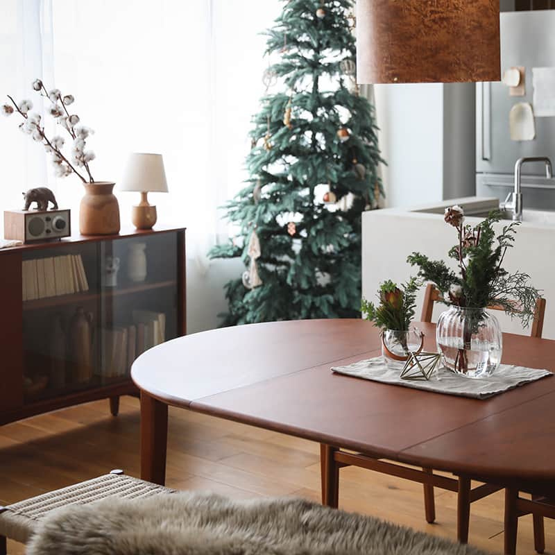 Re:CENO（リセノ）さんのインスタグラム写真 - (Re:CENO（リセノ）Instagram)「もうすぐクリスマス！ ダイニングのコーディネート実例をお届けします🎄  飾り付けられたツリーに、プレゼント交換。 冬の楽しいイベントが、もうすぐやってきます。  大切な人と過ごす特別な時間だから、家具や雑貨、 食器にもこだわって準備をしたいものです。  今回は、クリスマス仕様の ダイニングコーディネートをご紹介します🎅  まずは、クリスマスを楽しむ家具選びから。 家族や友達が集まった時でも、みんなで広く使える ダイニングテーブルや、横並びで座れるベンチ。  空間を柔らかく包み込む照明や、 多灯照明による空間づくりもおすすめです。  テーブルの上には、フラワーベースを置いて 華やかさを演出。ベンチには、冬らしい シープスキンを取り入れてみました。  テーブルコーティネートは、 真鍮製のカトラリーや無垢材で作られたボードなど、 素材感を楽しめるアイテムで上質な印象に。  友達や家族、みんなの笑顔を思い描きながら、 クリスマスコーディネートを楽しみましょう。  なお、コーディネートに使用されている アイテムの詳細は、商品タグよりご覧いただけます。  ---------------------------------------  #receno #naturalvintage #リセノ #ナチュラルヴィンテージ #クリスマス #クリスマスコーディネート #クリスマスパーティー #クリスマスインテリア #クリスマス雑貨 #ダイニング #クリスマスツリー」12月5日 22時00分 - receno.interior