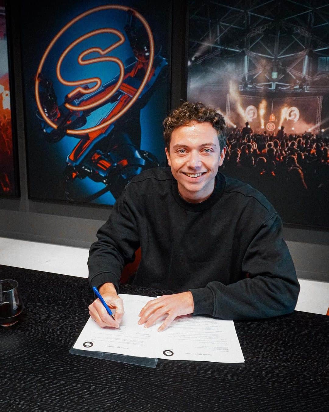 Spinnin' Recordsのインスタグラム：「I am very excited to announce that I officially signed a deal with @spinninrecords 🔥  This all started with me making (some kind of) music 10 years ago in my bedroom. As a young boy I already listened and looked up to the music released on this label. This proves that anything is possible when you set your mind to it and give it your all!   Thanks to my team and of course all of you who supported me to achieve goals like these!   NOME.」