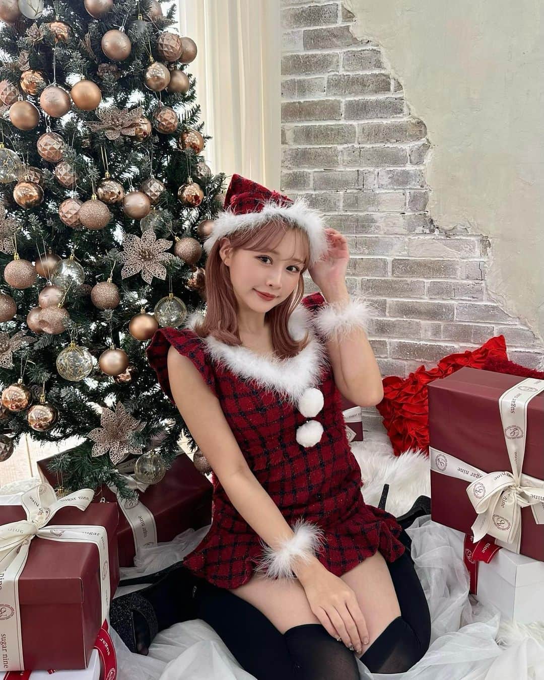 森下愛里沙(もりしたありさ) のインスタグラム：「ㅤㅤㅤㅤㅤㅤㅤㅤㅤㅤㅤㅤㅤ ㅤㅤㅤㅤㅤㅤㅤㅤㅤㅤㅤㅤㅤ ㅤㅤㅤㅤㅤㅤㅤㅤㅤㅤㅤㅤㅤ もうすぐクリスマスだね🎄 少し早めのサンタさん🤶❤️ ㅤㅤㅤㅤㅤㅤㅤㅤㅤㅤㅤㅤㅤ　ㅤㅤㅤㅤㅤㅤㅤㅤㅤㅤㅤㅤㅤㅤㅤㅤㅤㅤㅤㅤㅤㅤㅤㅤㅤㅤ ㅤㅤㅤㅤㅤㅤㅤㅤㅤㅤㅤㅤㅤ ㅤㅤㅤㅤㅤㅤㅤㅤㅤㅤㅤㅤクリスマス当日もサンタさんになりたい🎁 ㅤㅤㅤㅤㅤㅤㅤㅤㅤㅤㅤㅤㅤ ㅤㅤㅤㅤㅤㅤㅤㅤㅤㅤㅤㅤㅤ ㅤㅤㅤㅤㅤㅤㅤㅤㅤㅤㅤㅤㅤ ( @dress_sugar )ㅤㅤㅤㅤㅤㅤㅤㅤㅤㅤㅤㅤㅤ ㅤㅤㅤㅤㅤㅤㅤㅤㅤㅤㅤㅤㅤ ㅤㅤㅤㅤㅤㅤㅤㅤㅤㅤㅤㅤㅤ ㅤㅤㅤㅤㅤㅤㅤㅤㅤㅤㅤㅤㅤ #クリスマス #クリスマスコスプレ #コスプレ #サンタコスプレ #彼女感 #サンタクロース #christmas #like4likes #l4l #ハイトーン #ハイトーンカラー」