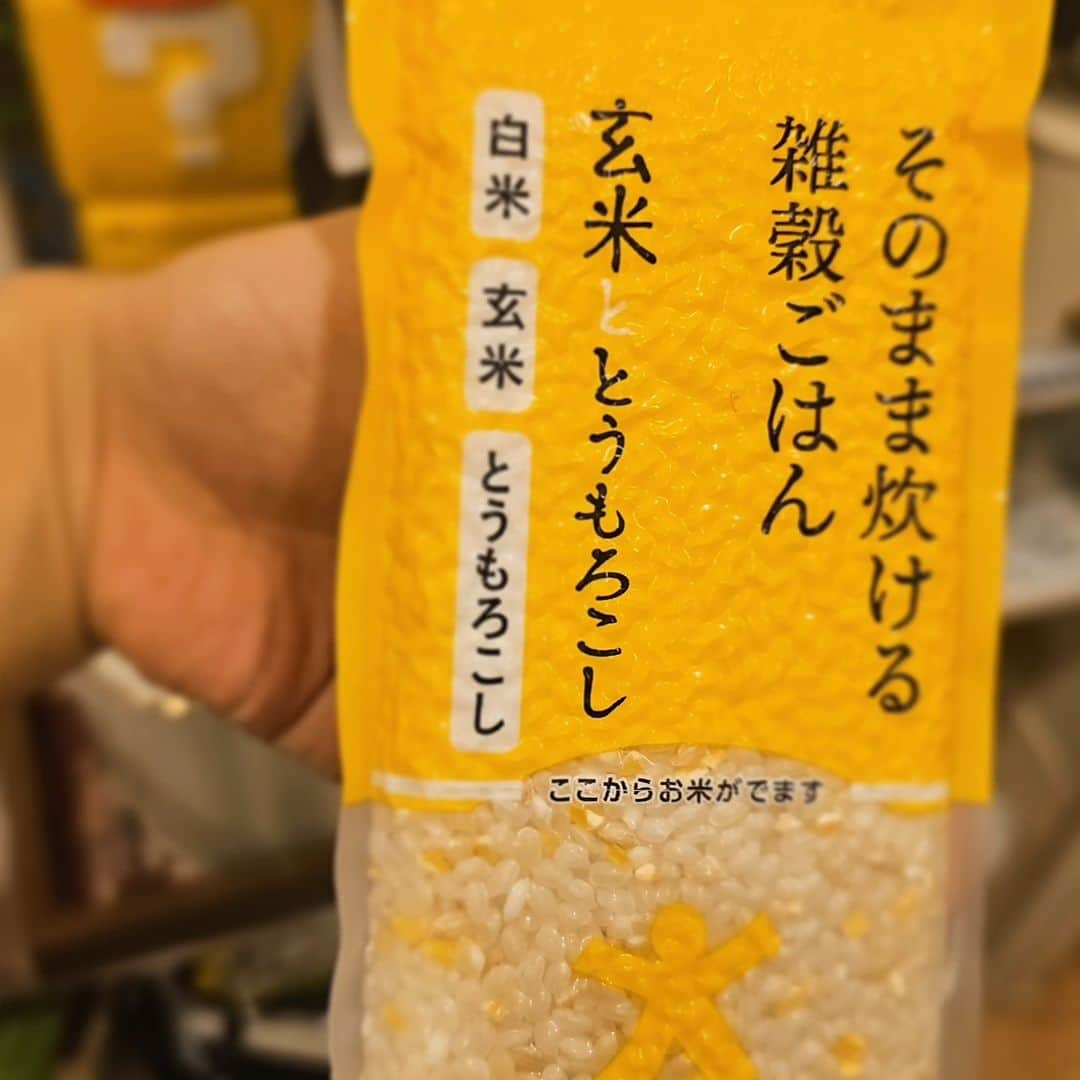 兎味ペロリナさんのインスタグラム写真 - (兎味ペロリナInstagram)「２日目のカレー　夜  キノコと牛肉を軽くマキシマム振って炒めて、かぼちゃを追加  カボチャ角削ると煮崩れしないよってコメントもらってやったらびっくりするくらい煮崩れしてなさすぎて煮えたりないのかと思った！wありがとうございます🥸  カボチャ大好きすぎるから最高すぎ🎃  添えてある揚げもんはお総菜で買った貝柱のフライをオーブントースターで温めてカリカリに🥸  ここ二日で体感3キロ増えた🙂  あとこの米は白米買い忘れてとうもろこしの雑穀米です！ これは白米とそんな変わんないんだけど  最近この米シリーズ使っててさ、なんと1合ごとにパックされてるから米を計るのもめんどくさいズボラ俺様が、炊飯器の水の量を毎回目分量の賭けでやってたのが的確な量入れられるようになりました😇  #おうちごはん　#おうちカレー　#ぺ料理」12月5日 22時02分 - perolina_usami