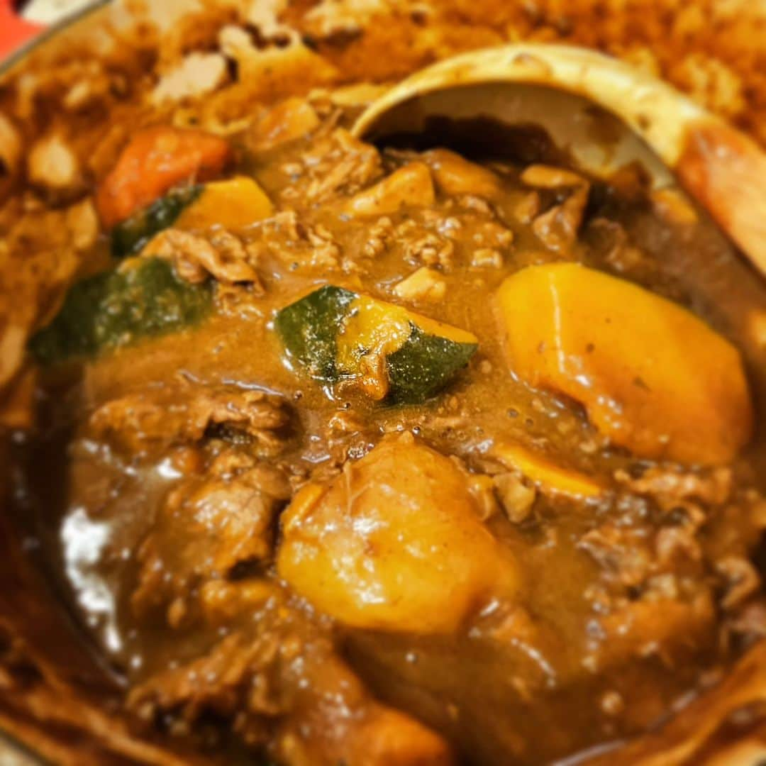 兎味ペロリナさんのインスタグラム写真 - (兎味ペロリナInstagram)「２日目のカレー　夜  キノコと牛肉を軽くマキシマム振って炒めて、かぼちゃを追加  カボチャ角削ると煮崩れしないよってコメントもらってやったらびっくりするくらい煮崩れしてなさすぎて煮えたりないのかと思った！wありがとうございます🥸  カボチャ大好きすぎるから最高すぎ🎃  添えてある揚げもんはお総菜で買った貝柱のフライをオーブントースターで温めてカリカリに🥸  ここ二日で体感3キロ増えた🙂  あとこの米は白米買い忘れてとうもろこしの雑穀米です！ これは白米とそんな変わんないんだけど  最近この米シリーズ使っててさ、なんと1合ごとにパックされてるから米を計るのもめんどくさいズボラ俺様が、炊飯器の水の量を毎回目分量の賭けでやってたのが的確な量入れられるようになりました😇  #おうちごはん　#おうちカレー　#ぺ料理」12月5日 22時02分 - perolina_usami