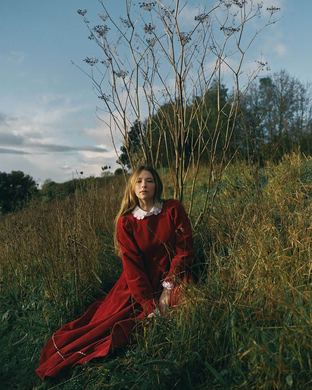 キャベジズ&ローゼズのインスタグラム：「A winter showstopper. Our sumptuous yet simple Ash Dress in cosy red corduroy. Layered with the Edwardian shirt in white organic poplin underneath.  Worn by @halolorraine  Photographed by @cathykasterine  Assisted by @emrecakirstudio  Styled by @violet_dent  #CabbagesandRoses #BritishFashion #OfTheEarth」