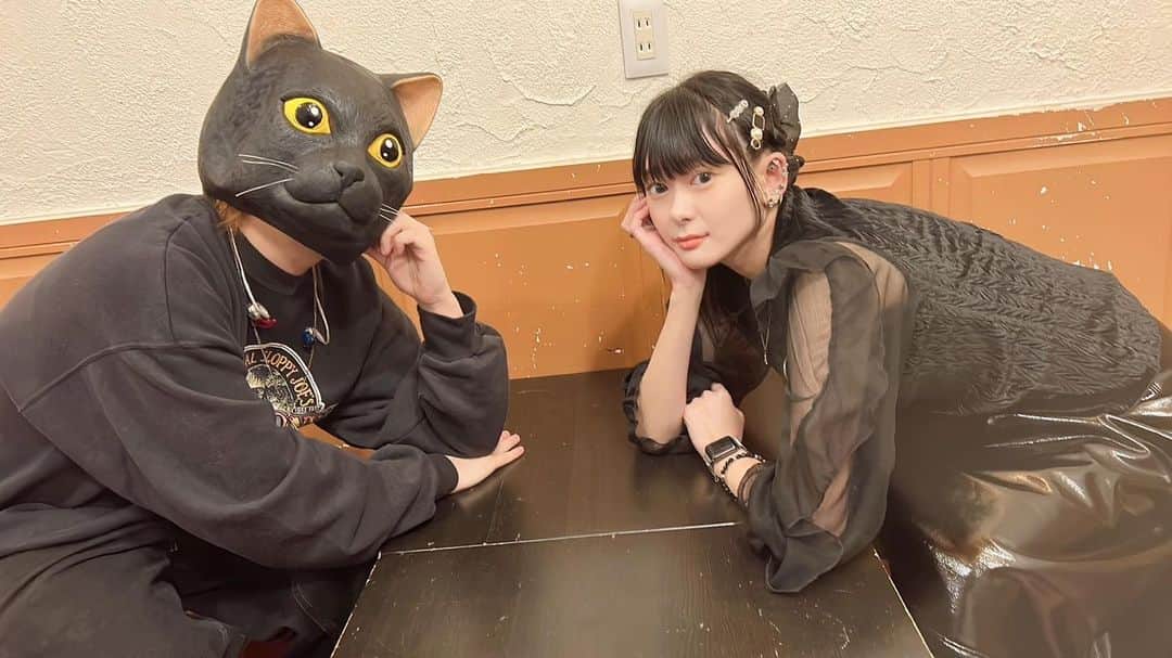 ももすももすのインスタグラム：「黒猫会議？」