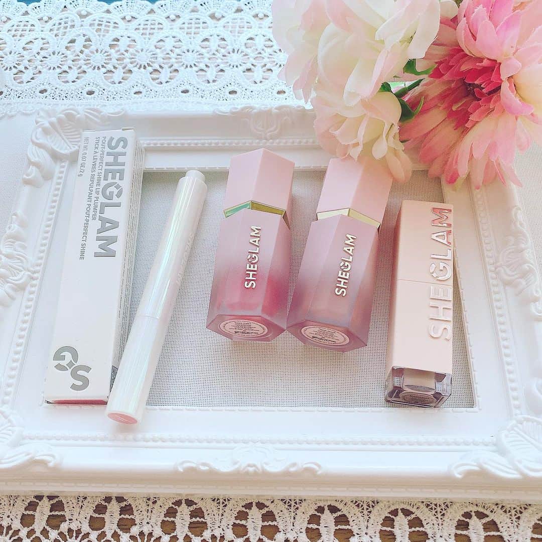 三浦泉さんのインスタグラム写真 - (三浦泉Instagram)「*♪¸¸.•*¨･:*ೄ·*♪¸¸.•*¨･:*ೄ*♪¸¸.•*¨･:*ೄ··*♪¸¸.•*¨･  最近、お試ししてみた　 @shein_japan 発 #SHEGLAMのコスメ💄💕  @sheglam_official 　  💋《SHEGLAM Lip Plumper》 カラー:Flamingo   馴染みが良く、ナチュラルカラーで 普段使いに良さそう  💋《SHEGLAM Color Bloom 》 リキッドチークマットフィニッシュ カラー：love Kisrt 左   Hush Hush 右  頬に少量のせたあと、指で馴染ませる感じ✨ 左はブルベ 右はイエベでした💕  💋《SHEGLAM Take a Hint》 リップティント カラー：Memories  現在合計売上500万本を突破したそうです✨ 11月24日~ドンキホーテやローズマリーなどのバラエティ店舗で発売されています💕  🎄🎄クーポンコード🎄🎄【SHEGLAM46】  0〜5999円 15%OFF 6000円以上〜20％OFF  2023年12月31日まで ※SHEINアカウント１つにつき三回まで使えます💕  *♪¸¸.•*¨･:*ೄ·*♪¸¸.•*¨･:*ೄ*♪¸¸.•*¨･:*ೄ··*♪¸¸.•*¨･  #SHEIN #SHEGLAM #SHEGLAMBeAGlamour #グラマーになろう #イベント #sheinコスメ #PR」12月5日 22時14分 - princessizu1201