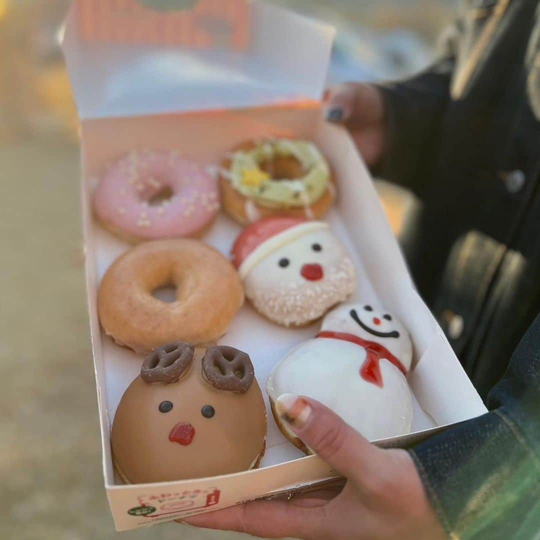 渡辺梨夏子のインスタグラム：「週末はクリスマスキャンプに🎄✨テントもちょっとだけ飾りつけして（勝手に笑）。サンタ帽にトナカイカチューシャ。チキンとドーナツとわたしのフムス🫘気の置けない皆と、ただただずっとはしゃいで飲んで、時々仕事の話もして。冬キャンがなんだかんだ最高なんだと実感したな〜〜久しぶりすぎるキャンプだったけど、また来年もいきたい🎅  #記憶の記憶#週末記録 #キャンプめも#冬キャンプ #キャンプ飯#キャンプめし #クリスマスキャンプ」