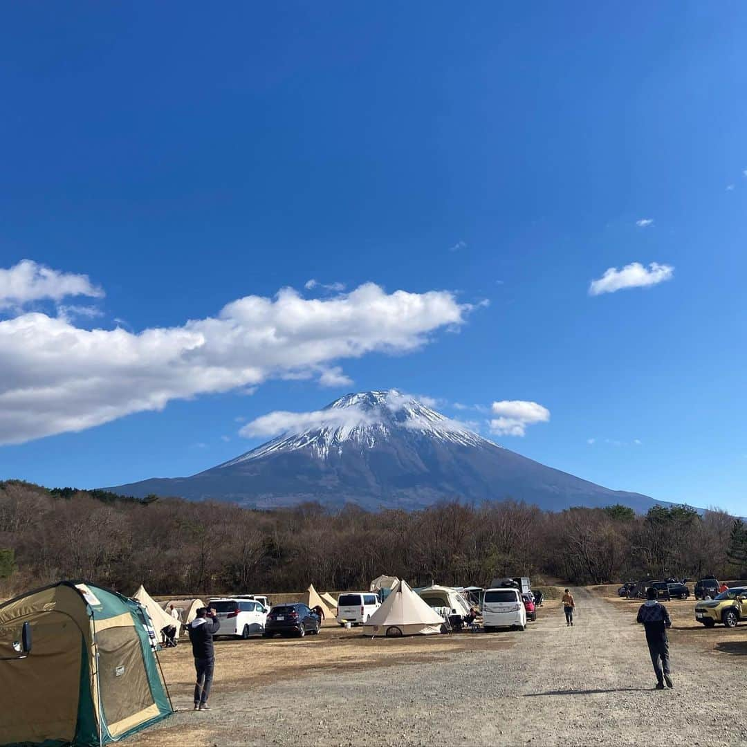 渡辺梨夏子さんのインスタグラム写真 - (渡辺梨夏子Instagram)「週末はクリスマスキャンプに🎄✨テントもちょっとだけ飾りつけして（勝手に笑）。サンタ帽にトナカイカチューシャ。チキンとドーナツとわたしのフムス🫘気の置けない皆と、ただただずっとはしゃいで飲んで、時々仕事の話もして。冬キャンがなんだかんだ最高なんだと実感したな〜〜久しぶりすぎるキャンプだったけど、また来年もいきたい🎅  #記憶の記憶#週末記録 #キャンプめも#冬キャンプ #キャンプ飯#キャンプめし #クリスマスキャンプ」12月5日 22時14分 - riiiico462